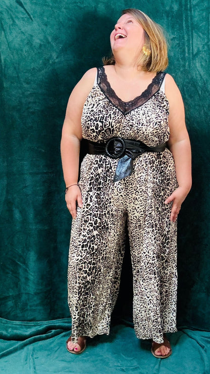 Avec cette combinaison grande taille fluide et légère à motif léopard, affirmez votre style sauvage et glamour en toute occasion. Idéal pour les femmes qui aiment allier confort et élégance dans leur quotidien.