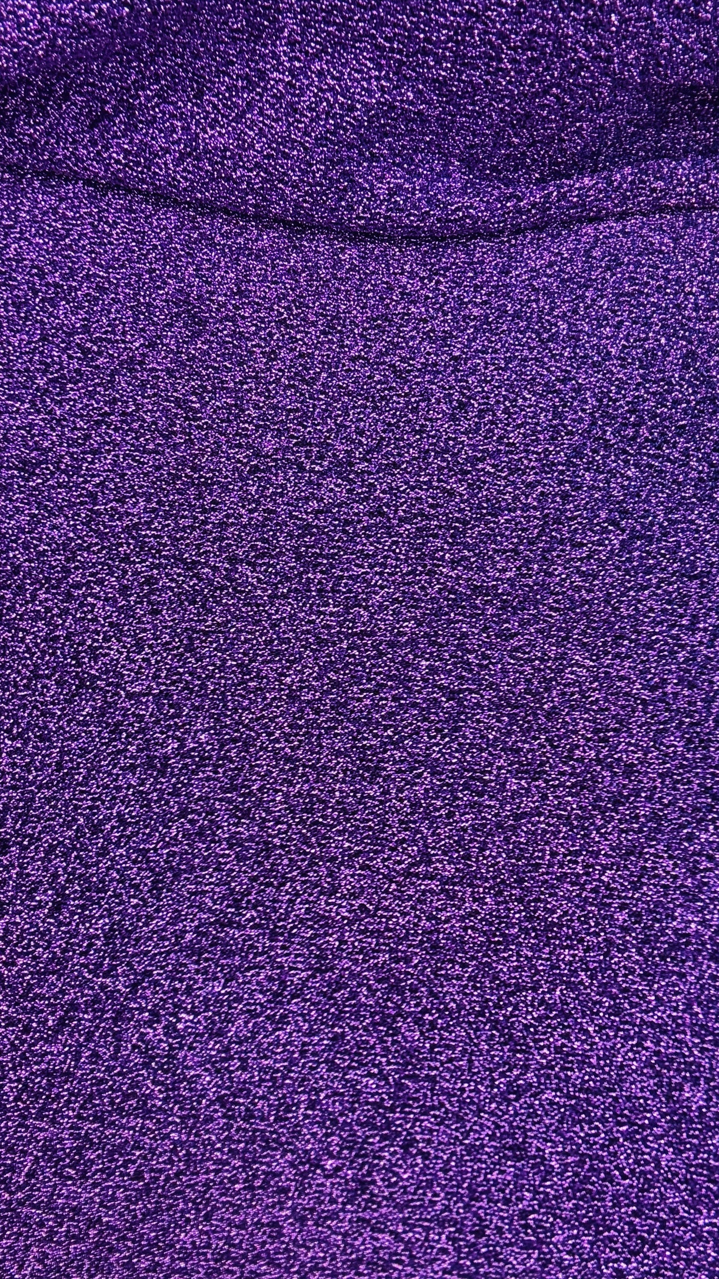 Cette combinaison grande taille à paillettes violette est le choix idéal pour celles qui souhaitent briller avec élégance. Son confort, sa coupe flatteuse et ses détails éclatants en font une pièce phare de votre garde-robe festive ou quotidienne !