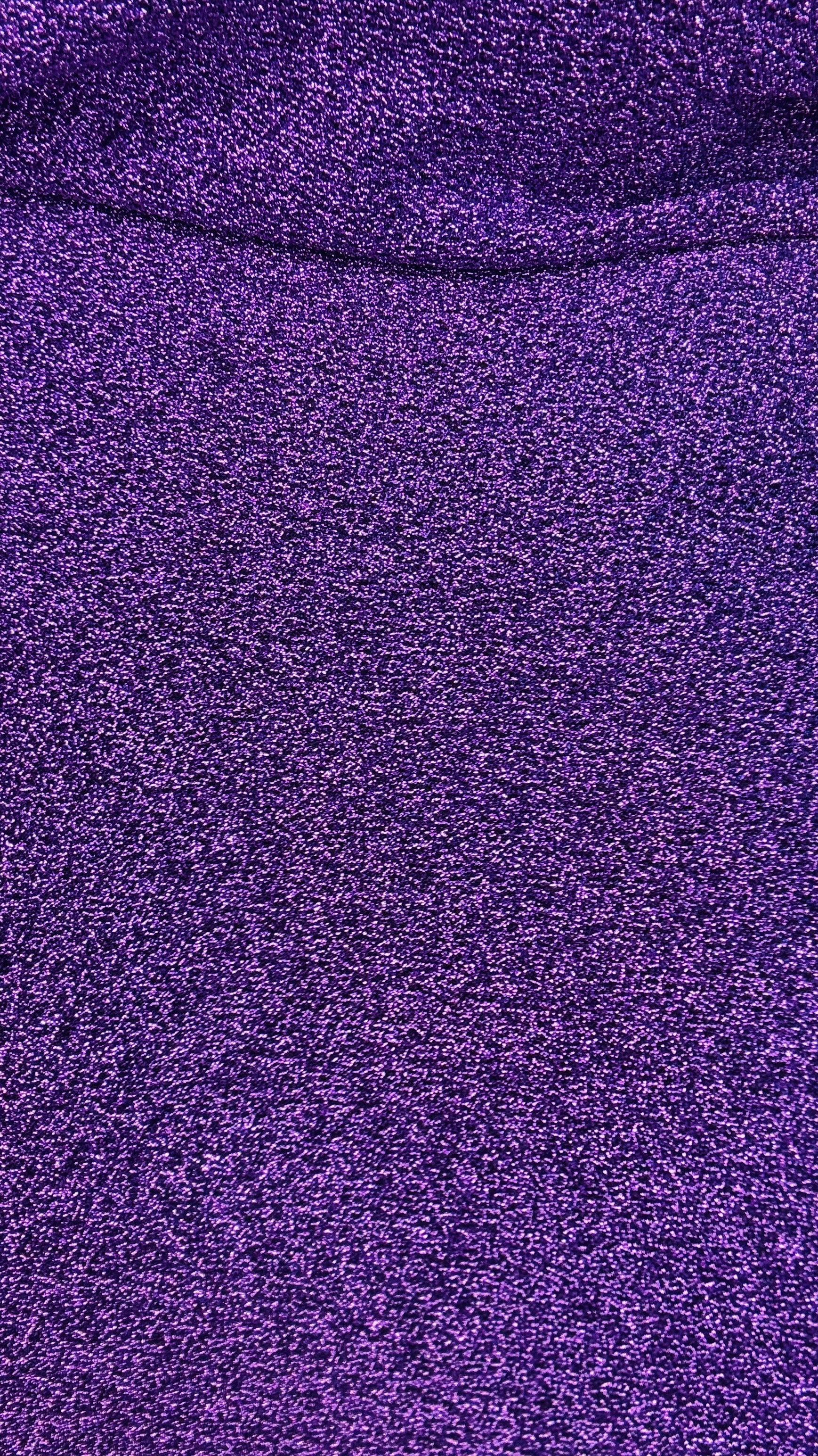 Cette combinaison grande taille à paillettes violette est le choix idéal pour celles qui souhaitent briller avec élégance. Son confort, sa coupe flatteuse et ses détails éclatants en font une pièce phare de votre garde-robe festive ou quotidienne !