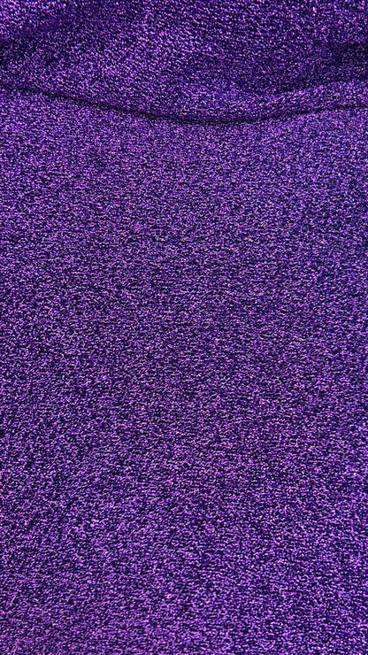 Cette combinaison grande taille à paillettes violette est le choix idéal pour celles qui souhaitent briller avec élégance. Son confort, sa coupe flatteuse et ses détails éclatants en font une pièce phare de votre garde-robe festive ou quotidienne !