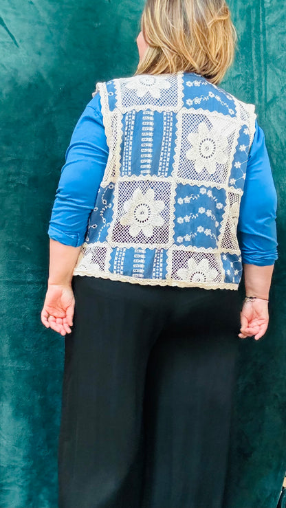 Avec ce gilet sans manche grande taille en broderie et crochet, adoptez un style bohème et rétro avec une touche créative et artistique. Idéal pour les femmes qui aiment se démarquer avec des pièces uniques et élégantes.