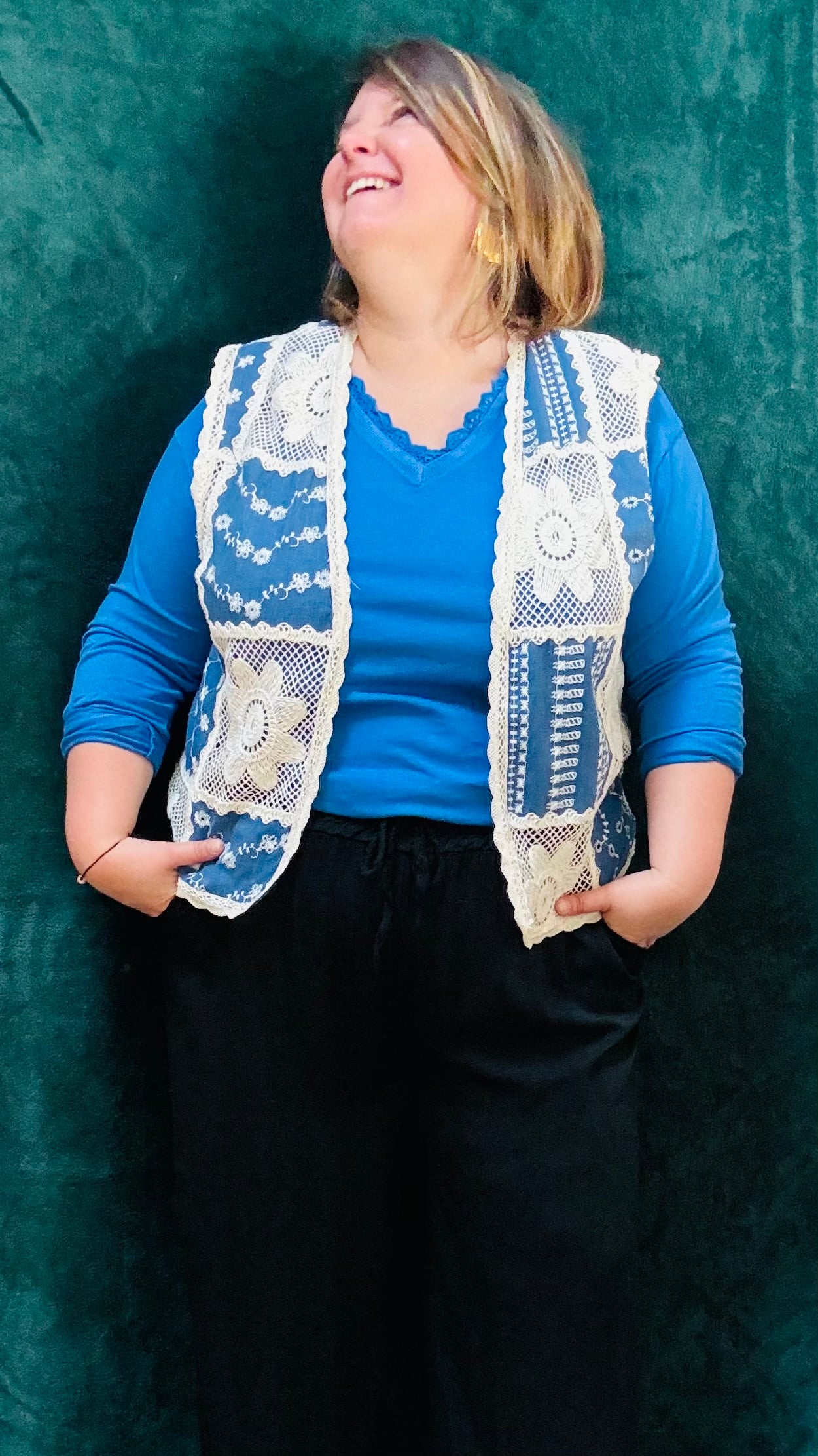 Avec ce gilet sans manche grande taille en broderie et crochet, adoptez un style bohème et rétro avec une touche créative et artistique. Idéal pour les femmes qui aiment se démarquer avec des pièces uniques et élégantes.