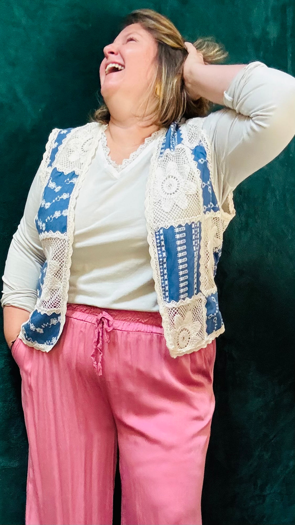 Veste sans manche Simone broderie et crochet bleu jean et crème
