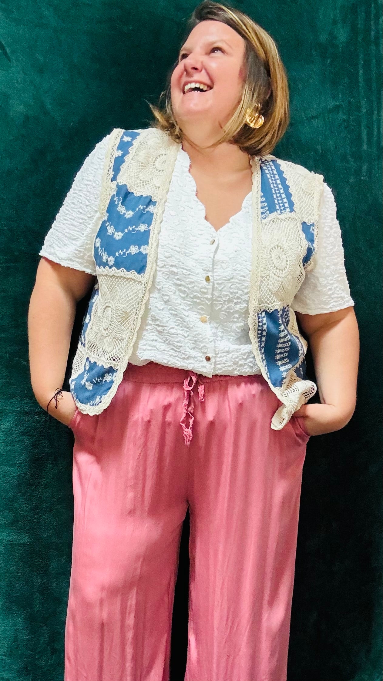 Avec ce gilet sans manche grande taille en broderie et crochet, adoptez un style bohème et rétro avec une touche créative et artistique. Idéal pour les femmes qui aiment se démarquer avec des pièces uniques et élégantes.