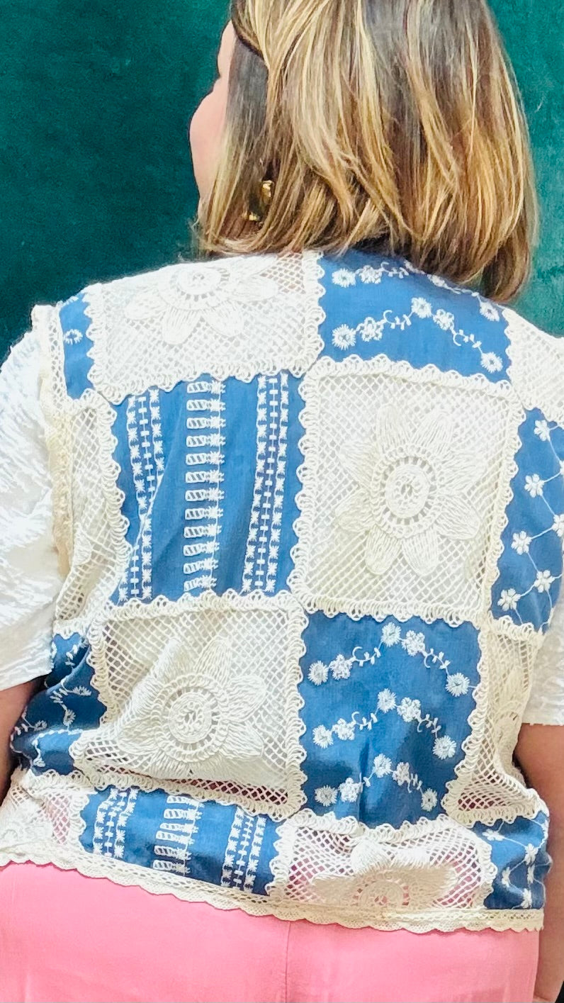 Avec ce gilet sans manche grande taille en broderie et crochet, adoptez un style bohème et rétro avec une touche créative et artistique. Idéal pour les femmes qui aiment se démarquer avec des pièces uniques et élégantes.