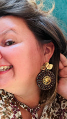 Boucle d'oreille Marika- grosse boucle fleur doré et cercle soleil et fils dorés