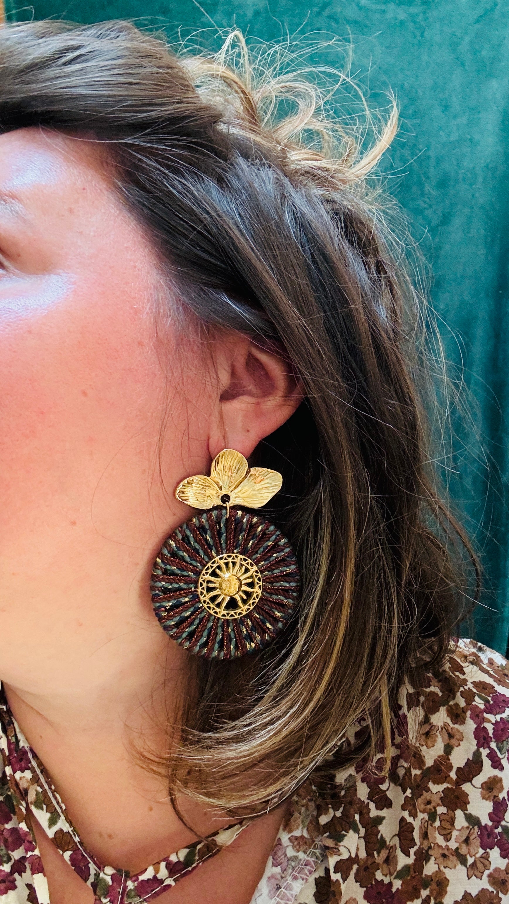 Ces grosses boucles d'oreilles sont l’accessoire parfait pour celles qui recherchent une touche d’originalité et de grandeur, tout en gardant un style bohème chic et créatif.