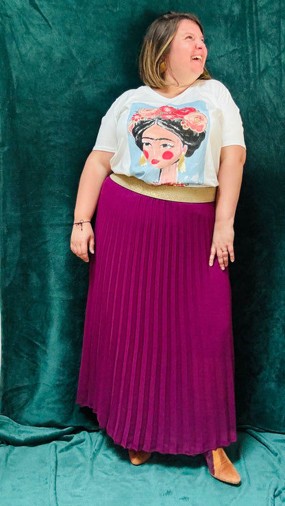 Avec cette jupe longue plissée grande taille prune et ceinture dorée, affichez un style élégant et confortable en toute occasion. Idéal pour celles qui recherchent une tenue chic et adaptable.