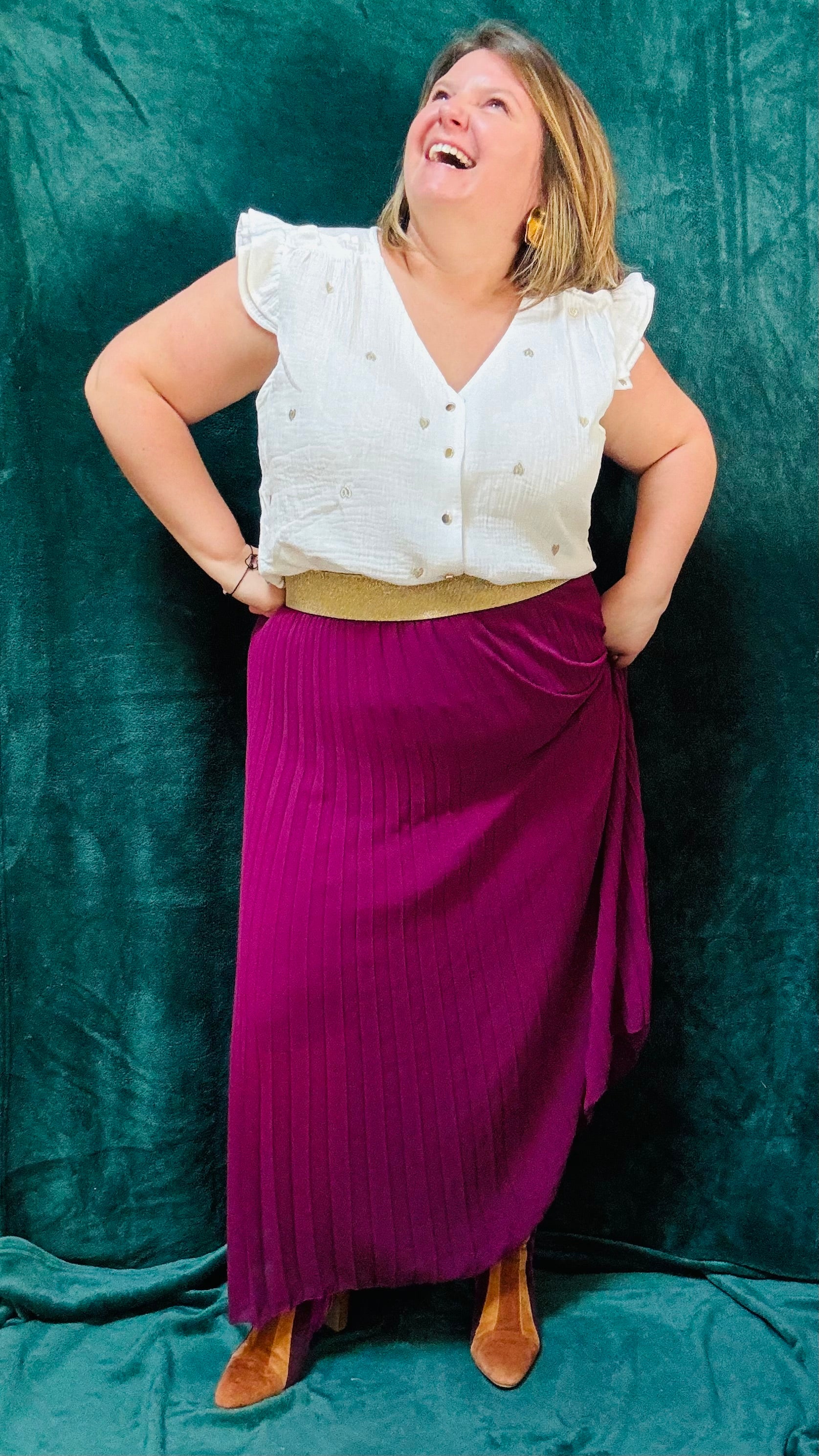 Avec cette jupe longue plissée grande taille prune et ceinture dorée, affichez un style élégant et confortable en toute occasion. Idéale pour celles qui recherchent une tenue chic et adaptable.