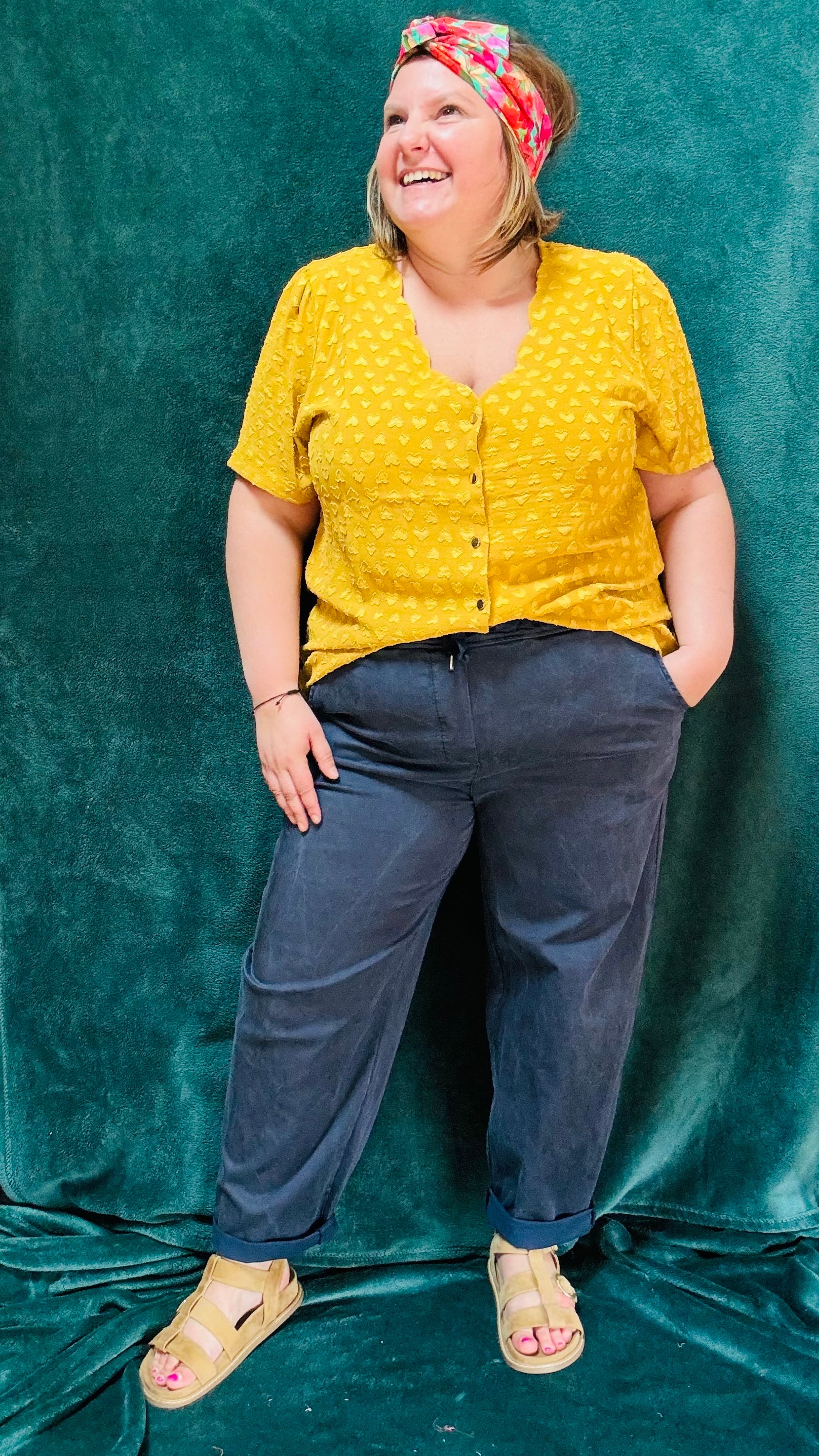 Avec ce pantalon grande taille style chino bleu marine effet oversize, affichez un style décontracté et élégant tout en profitant d'un confort incomparable. Parfait pour les femmes qui aiment allier style et praticité et confort dans leur quotidien.