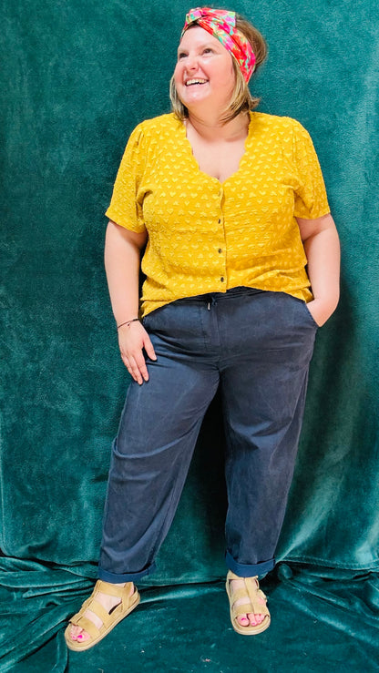 Avec ce pantalon grande taille style chino bleu marine effet oversize, affichez un style décontracté et élégant tout en profitant d'un confort incomparable. Parfait pour les femmes qui aiment allier style et praticité et confort dans leur quotidien.