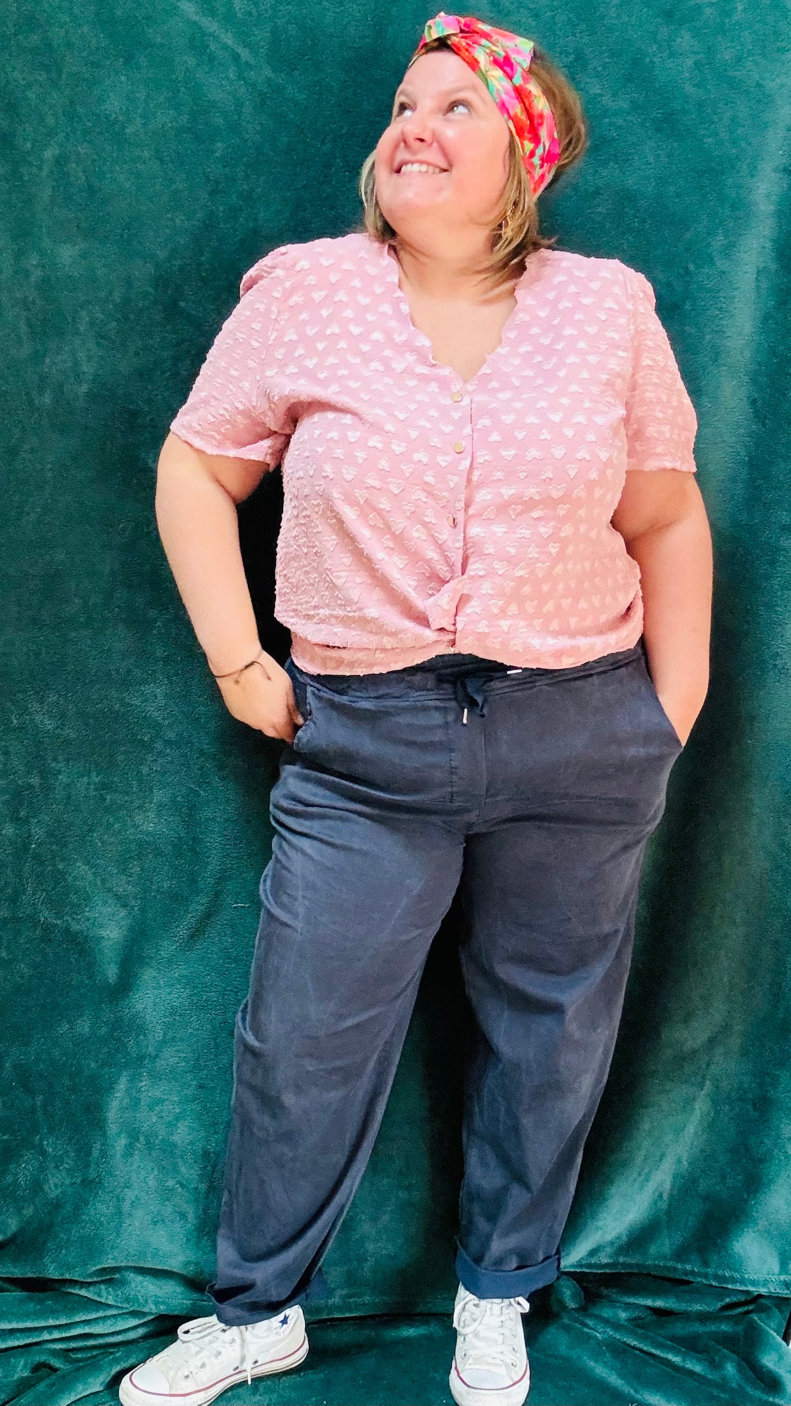 Avec ce pantalon grande taille style chino bleu marine effet oversize, affichez un style décontracté et élégant tout en profitant d'un confort incomparable. Parfait pour les femmes qui aiment allier style et praticité et confort dans leur quotidien.