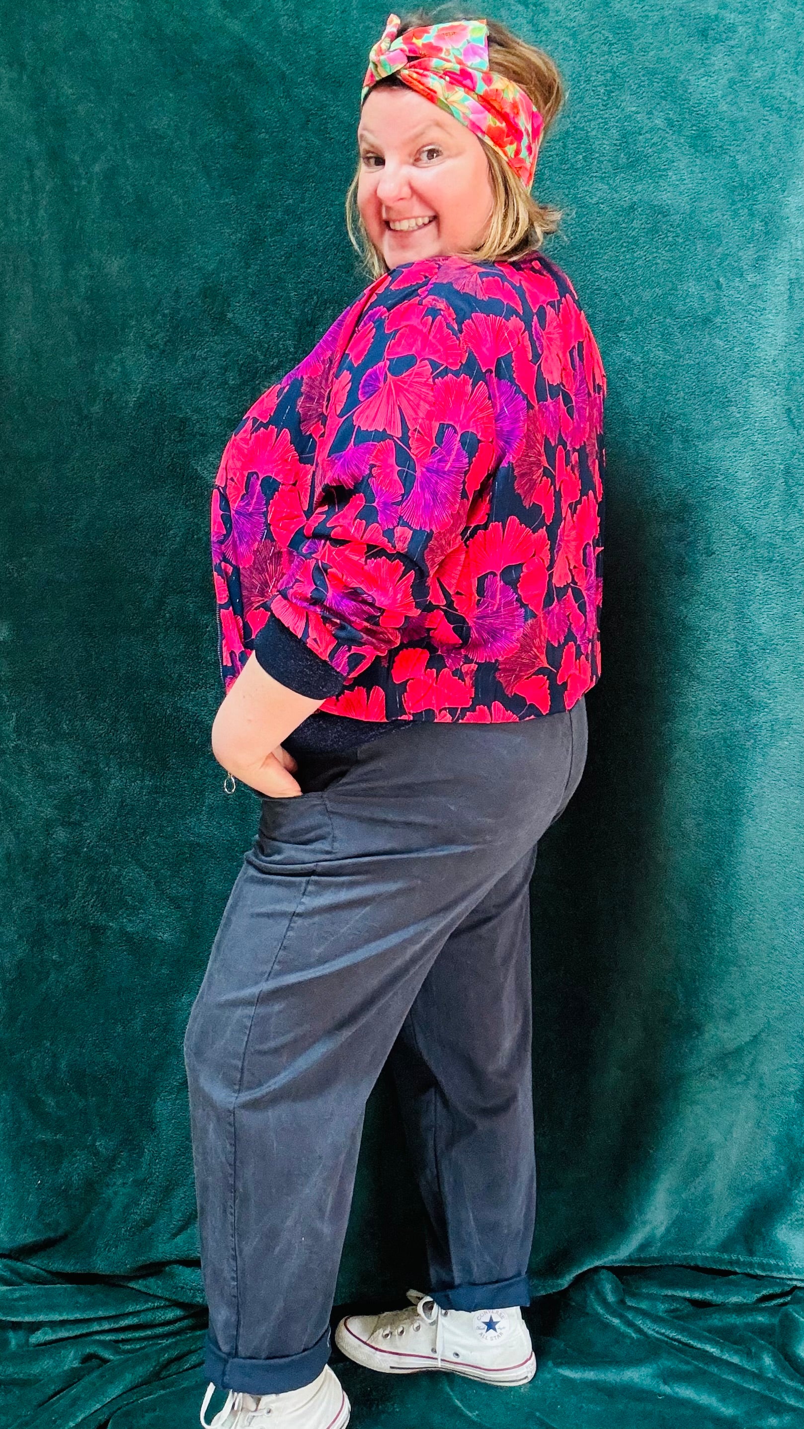 Avec ce pantalon grande taille style chino bleu marine effet oversize, affichez un style décontracté et élégant tout en profitant d'un confort incomparable. Parfait pour les femmes qui aiment allier style et praticité et confort dans leur quotidien.