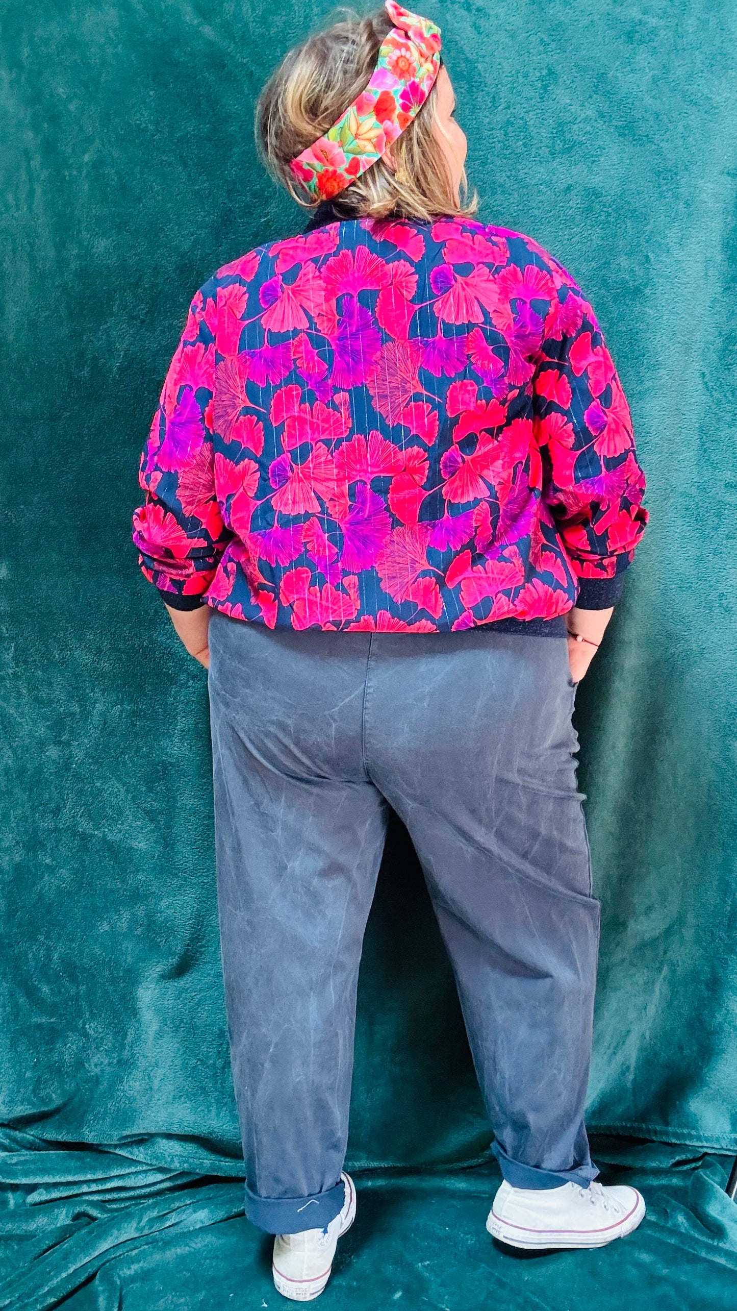 Avec ce pantalon grande taille style chino bleu marine effet oversize, affichez un style décontracté et élégant tout en profitant d'un confort incomparable. Parfait pour les femmes qui aiment allier style et praticité et confort dans leur quotidien.