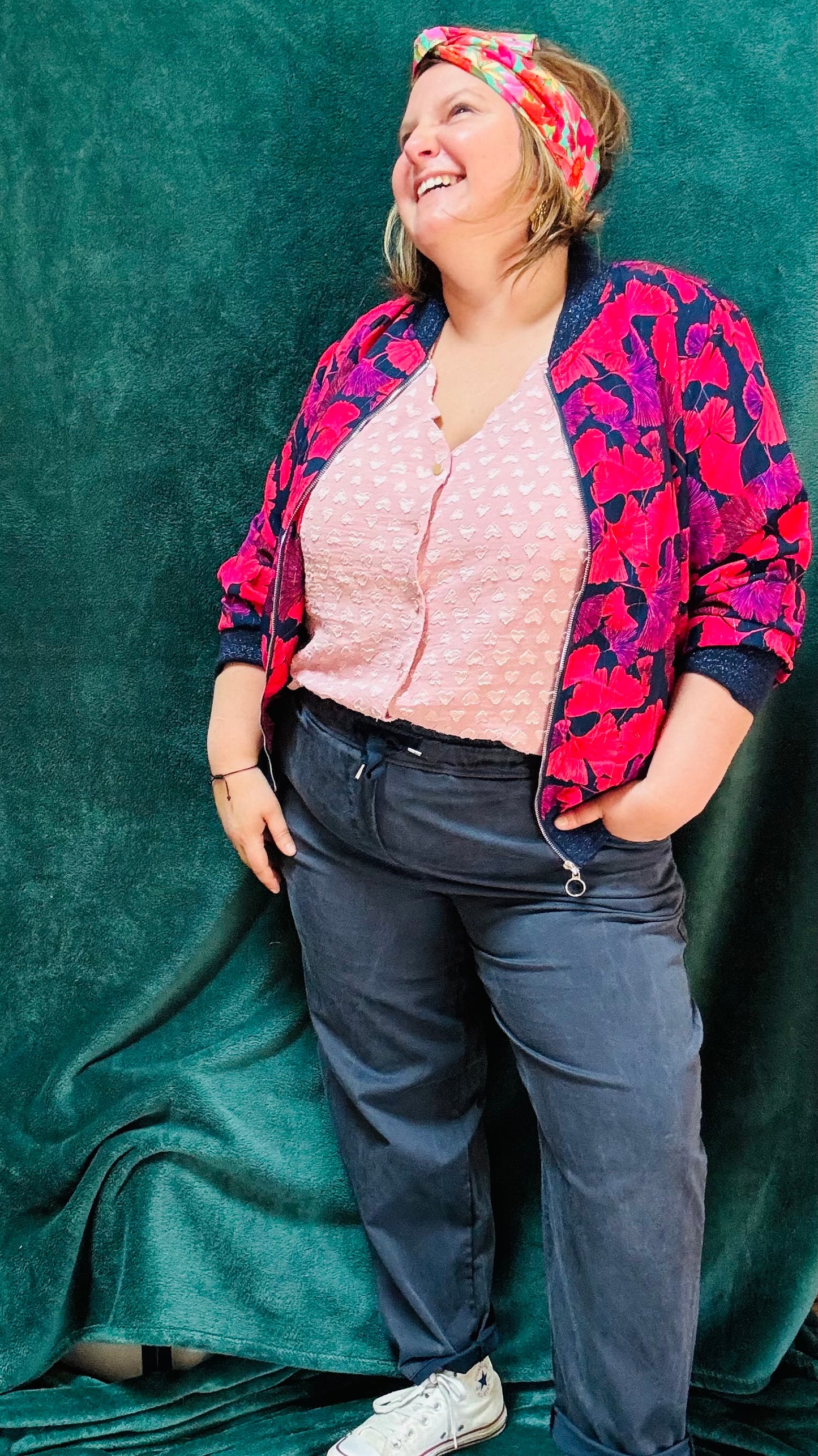 Avec ce pantalon grande taille style chino bleu marine effet oversize, affichez un style décontracté et élégant tout en profitant d’un confort incomparable. Parfait pour les femmes qui aiment allier style et praticité et confort dans leur quotidien.