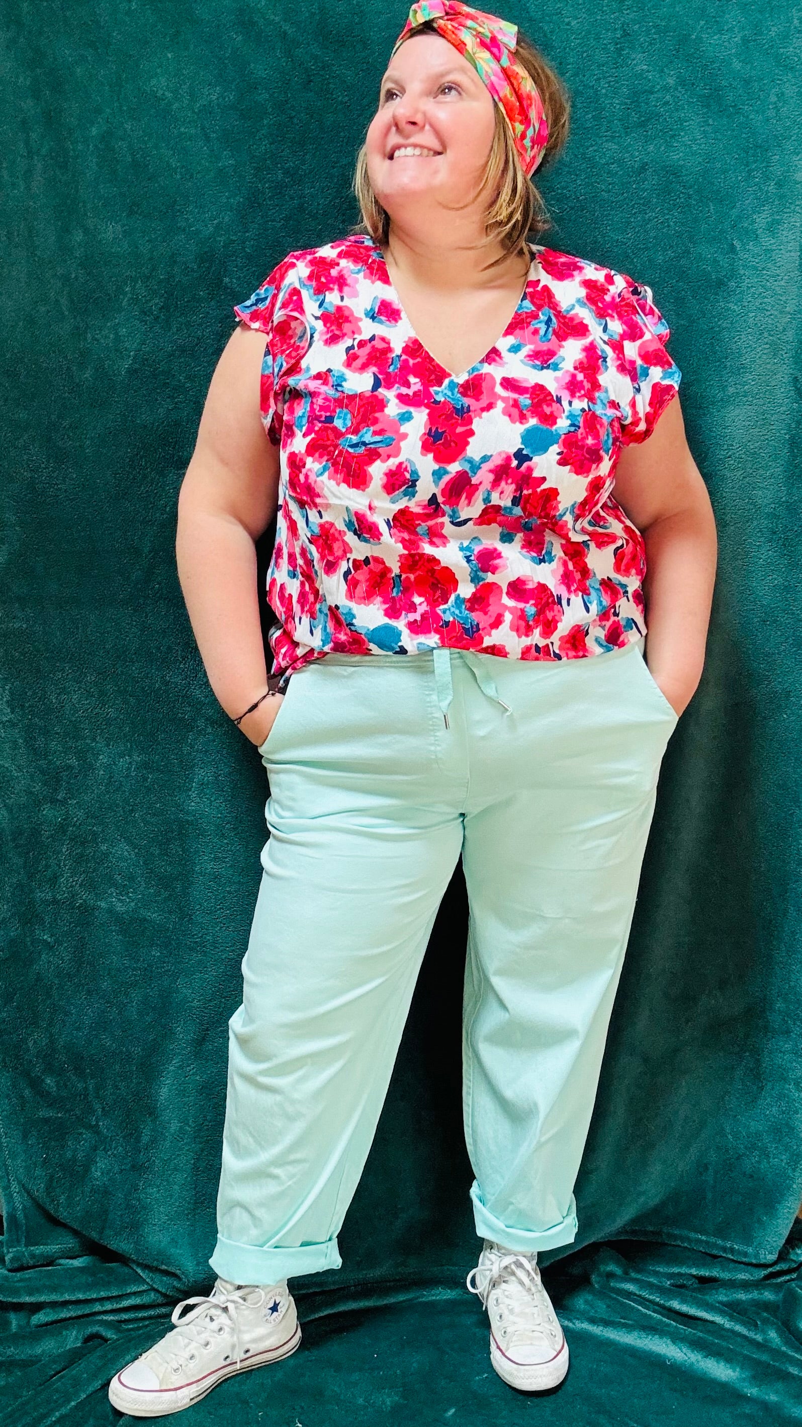 Avec ce pantalon grande taille style chino vert d'eau effet oversize, affichez un style décontracté et élégant tout en profitant d'un confort incomparable. Parfait pour les femmes qui aiment allier style et praticité et confort dans leur quotidien.