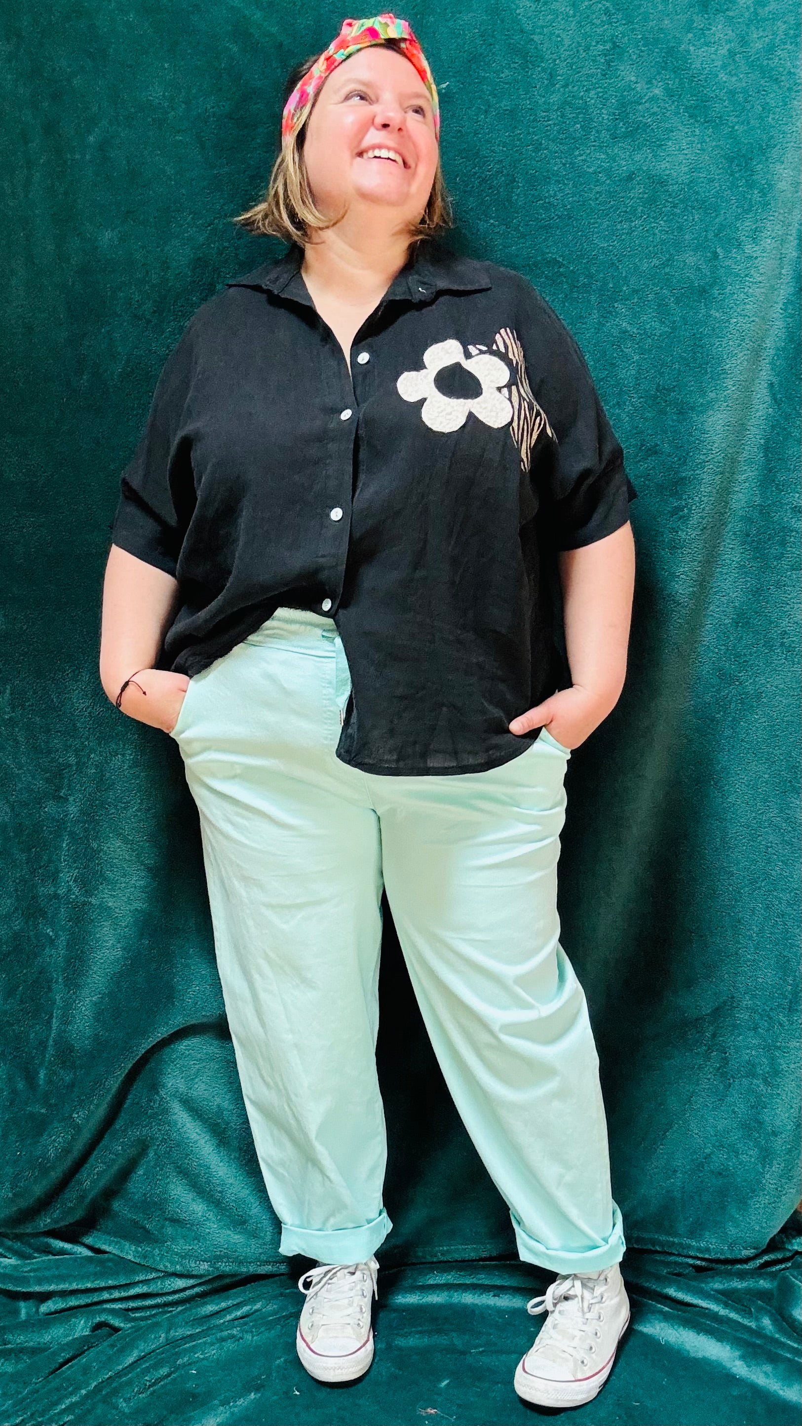 Avec ce pantalon grande taille style chino vert d'eau effet oversize, affichez un style décontracté et élégant tout en profitant d'un confort incomparable. Parfait pour les femmes qui aiment allier style et praticité et confort dans leur quotidien.