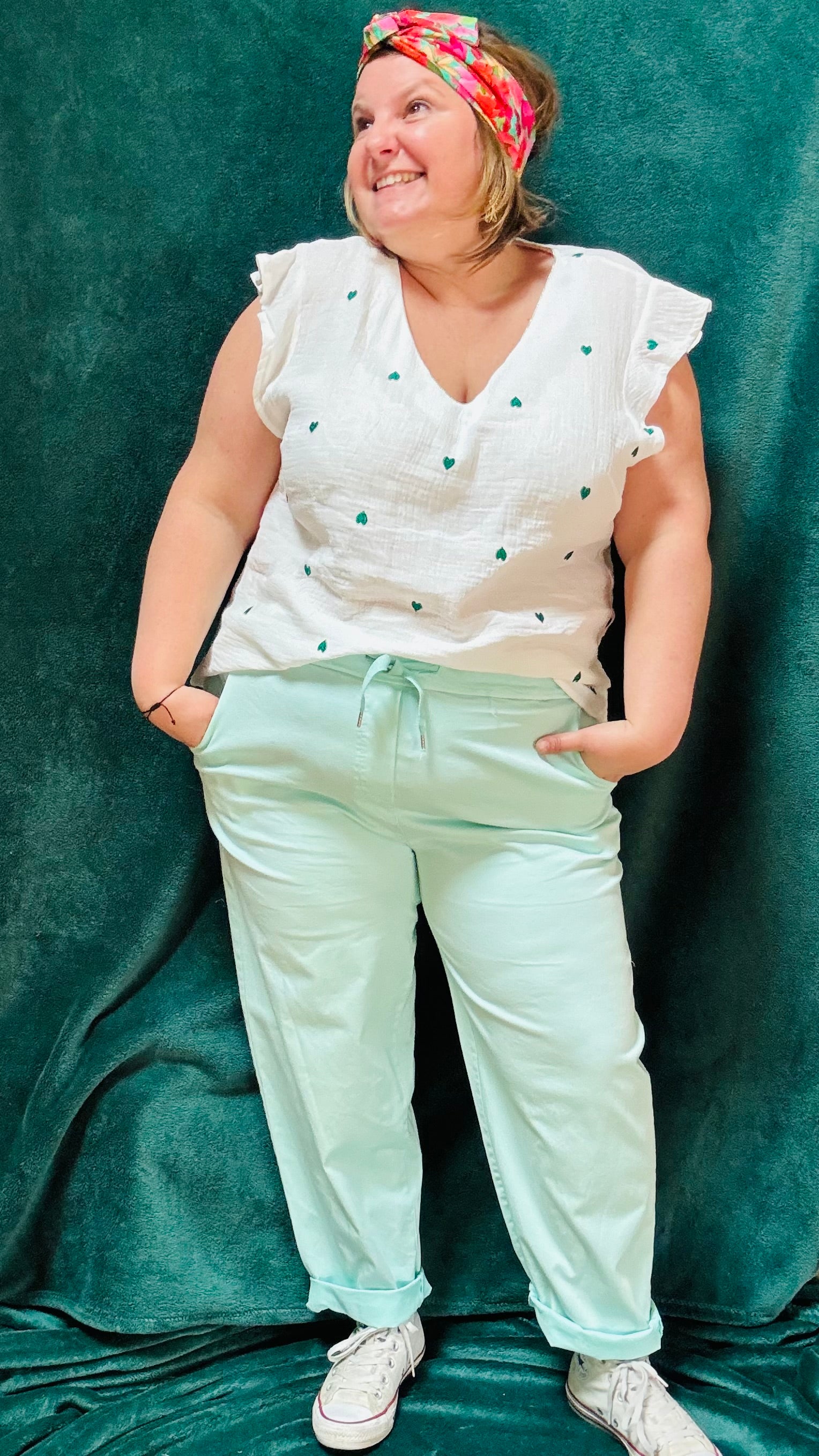 Avec ce pantalon grande taille style chino vert d'eau effet oversize, affichez un style décontracté et élégant tout en profitant d'un confort incomparable. Parfait pour les femmes qui aiment allier style et praticité et confort dans leur quotidien.