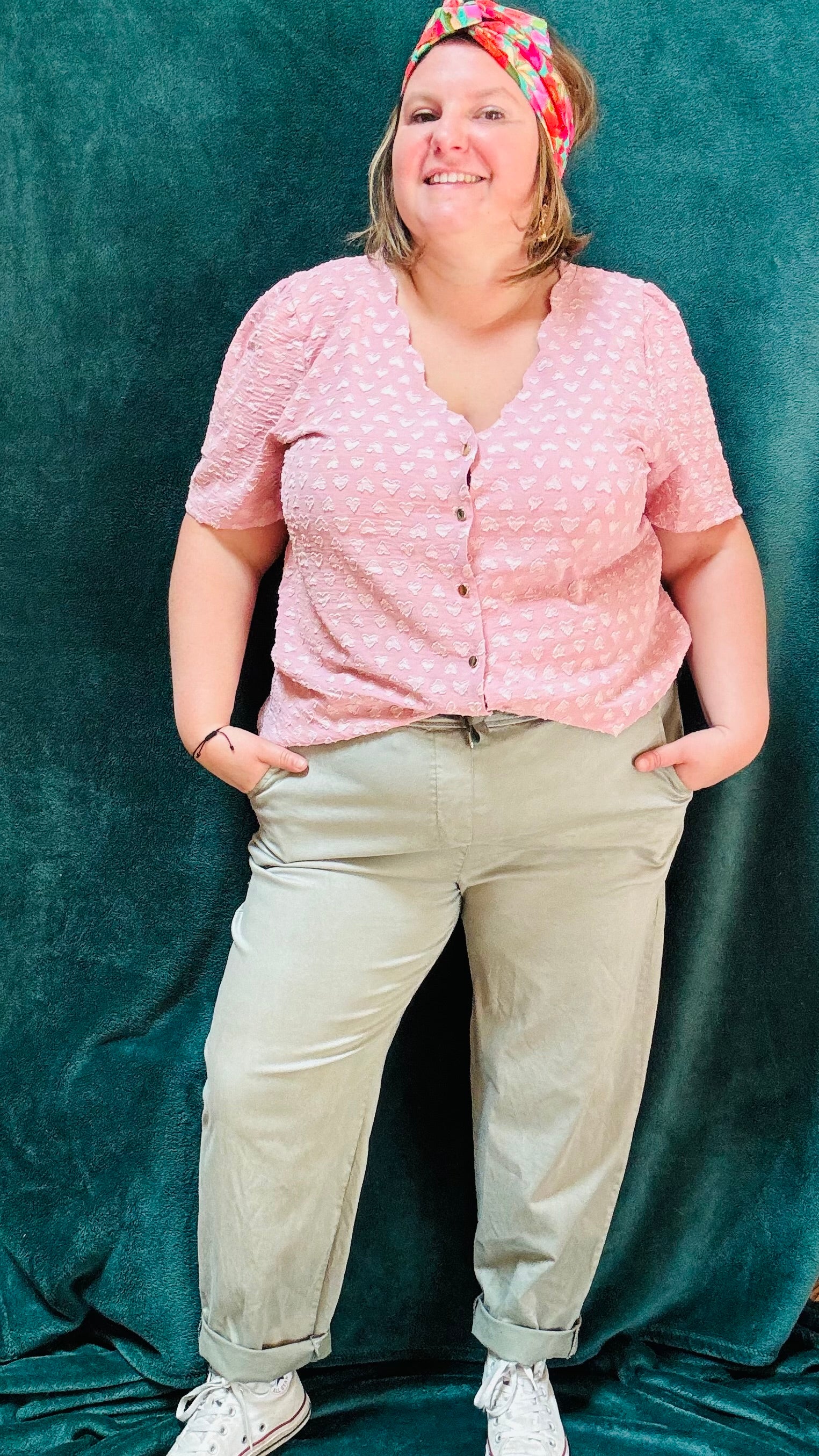 Avec ce pantalon grande taille style chino kaki clair effet oversize, affichez un style décontracté et élégant tout en profitant d'un confort incomparable. Parfait pour les femmes qui aiment allier style et praticité et confort dans leur quotidien.