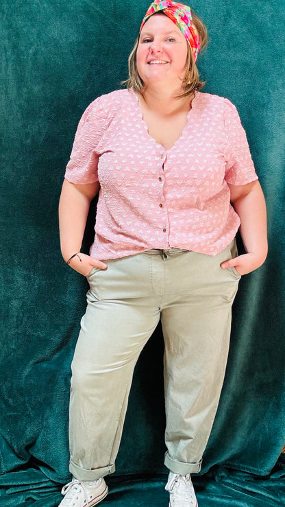 Avec ce pantalon grande taille style chino kaki clair effet oversize, affichez un style décontracté et élégant tout en profitant d'un confort incomparable. Parfait pour les femmes qui aiment allier style et praticité et confort dans leur quotidien.