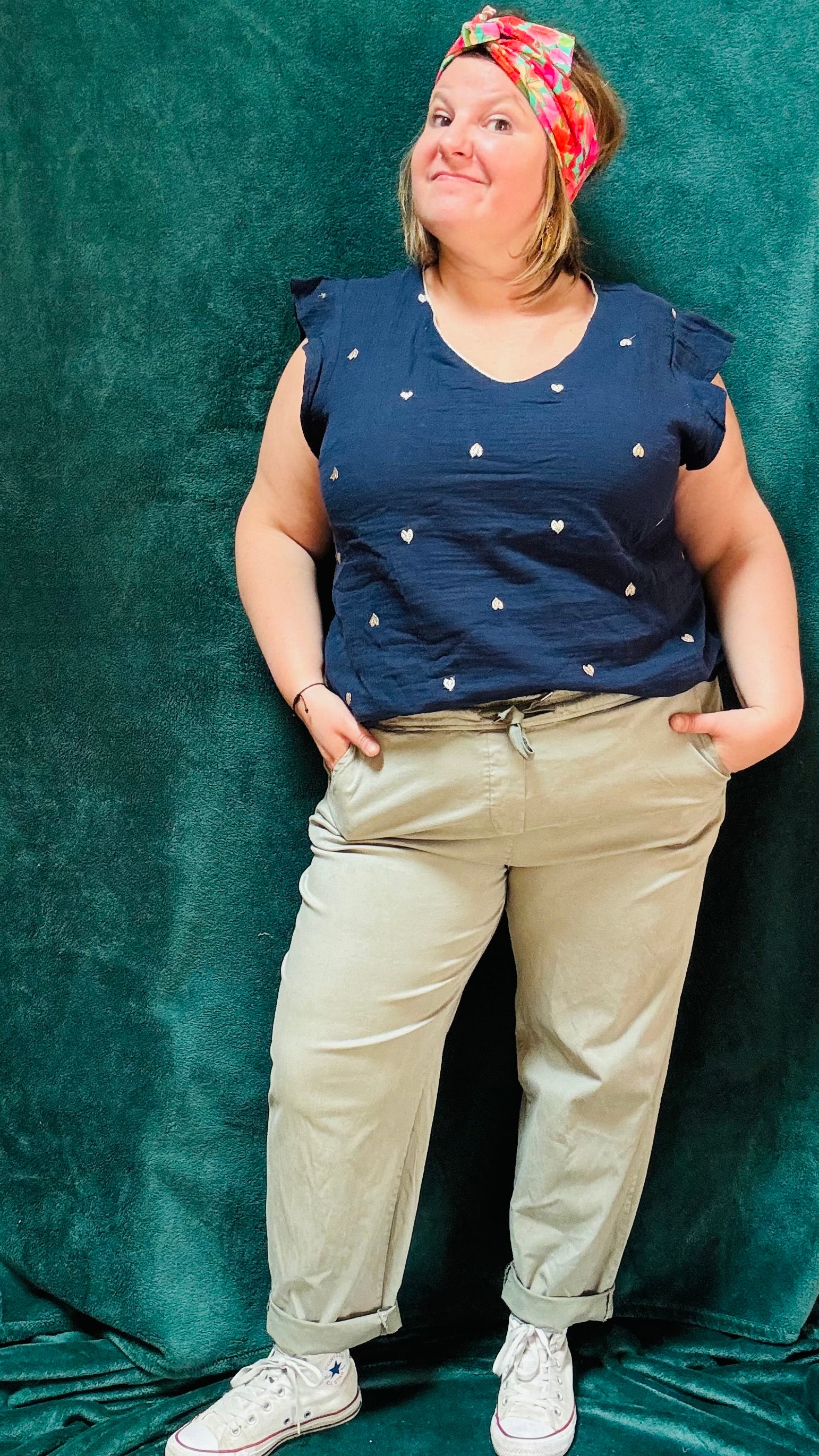 Avec ce pantalon grande taille style chino kaki clair effet oversize, affichez un style décontracté et élégant tout en profitant d'un confort incomparable. Parfait pour les femmes qui aiment allier style et praticité et confort dans leur quotidien.