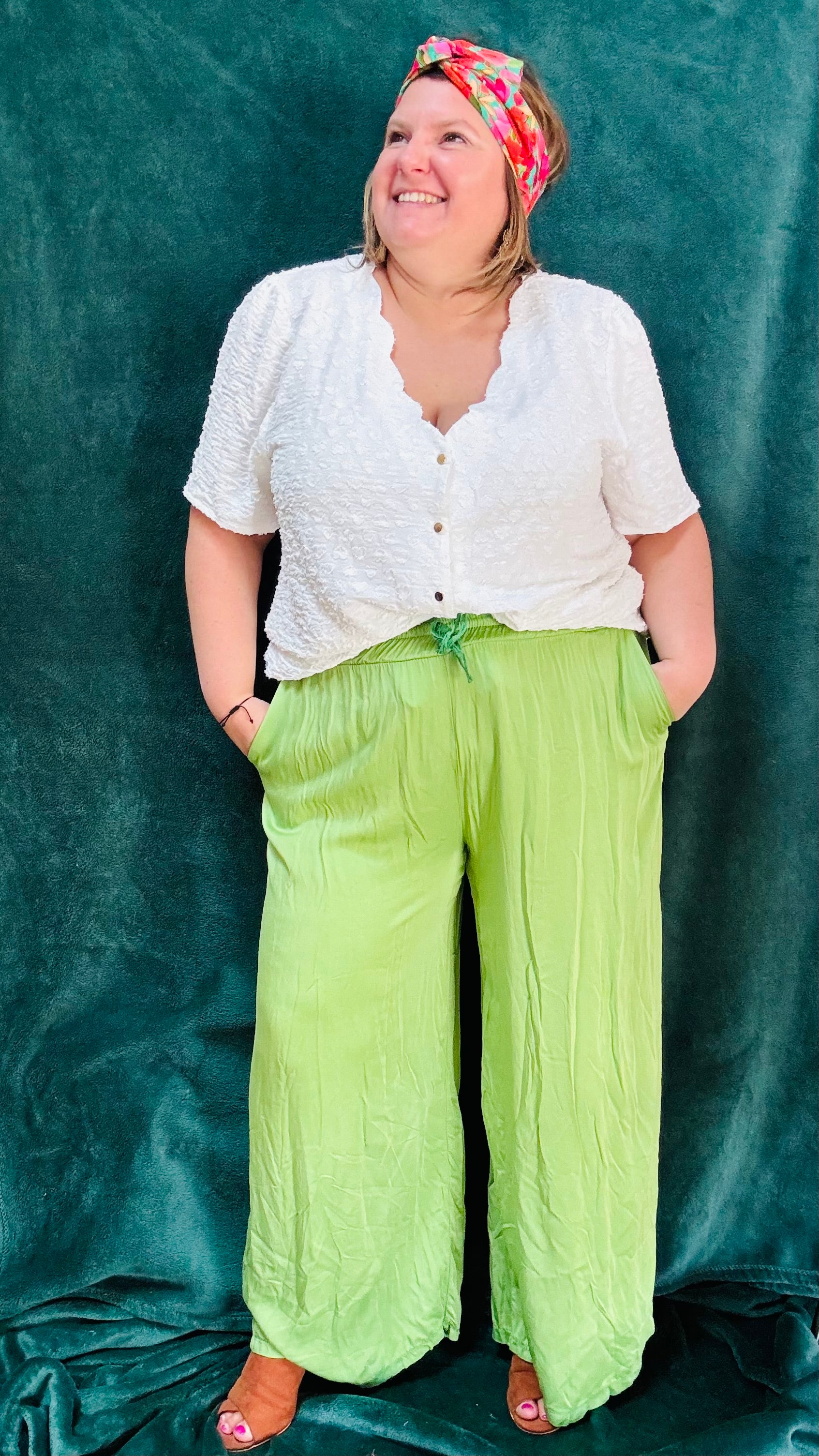 Avec ce pantalon grande taille vert taille haute fluide, affichez un style artistique et vibrant tout en profitant d'un confort incomparable. Parfait pour les femmes qui aiment se démarquer avec des pièces uniques et colorées.