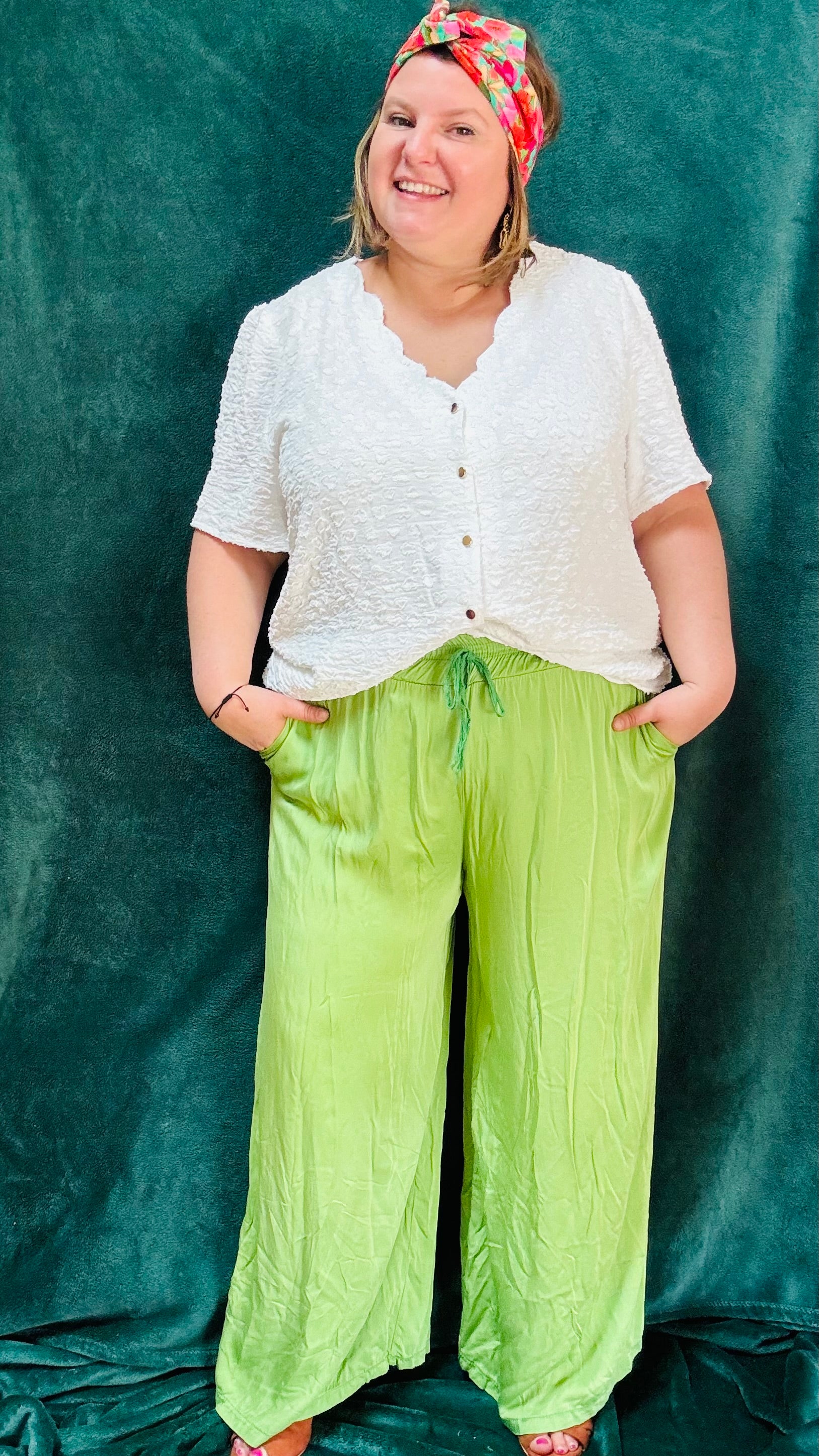 Avec ce pantalon grande taille vert taille haute fluide, affichez un style artistique et vibrant tout en profitant d'un confort incomparable. Parfait pour les femmes qui aiment se démarquer avec des pièces uniques et colorées.