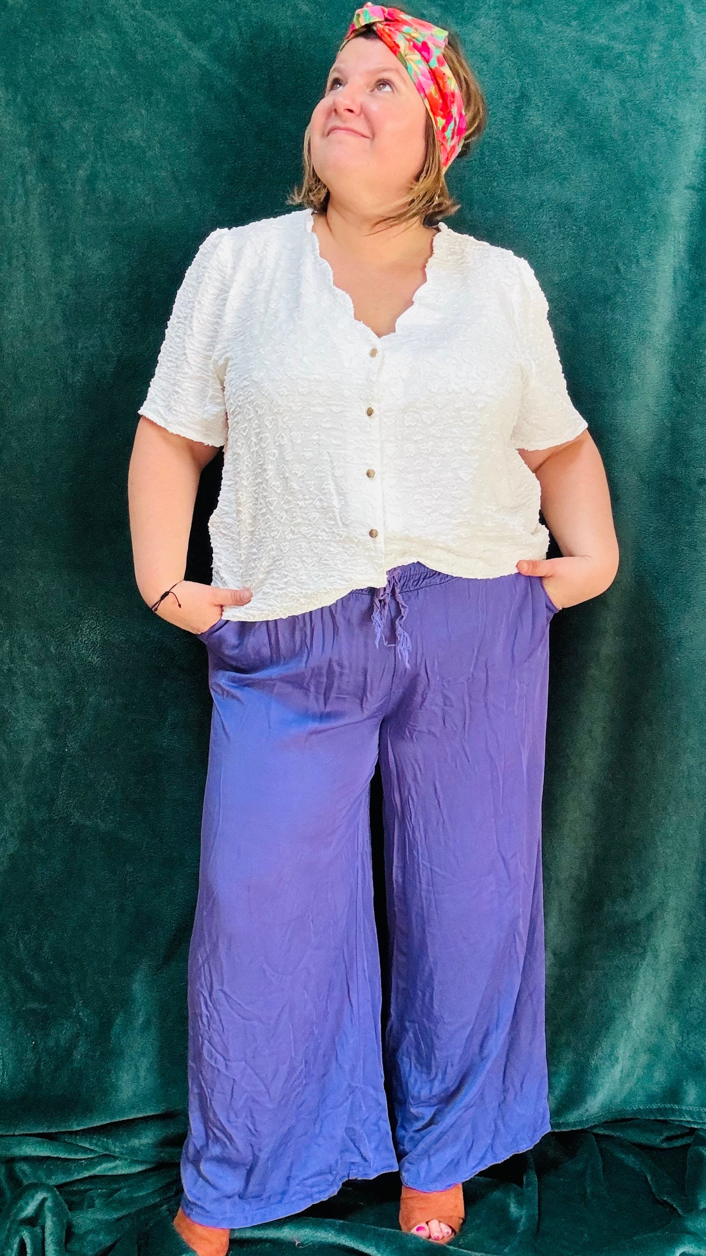 Avec ce pantalon grande taille violet clair taille haute fluide, affichez un style artistique et vibrant tout en profitant d'un confort incomparable. Parfait pour les femmes qui aiment se démarquer avec des pièces uniques et colorées.