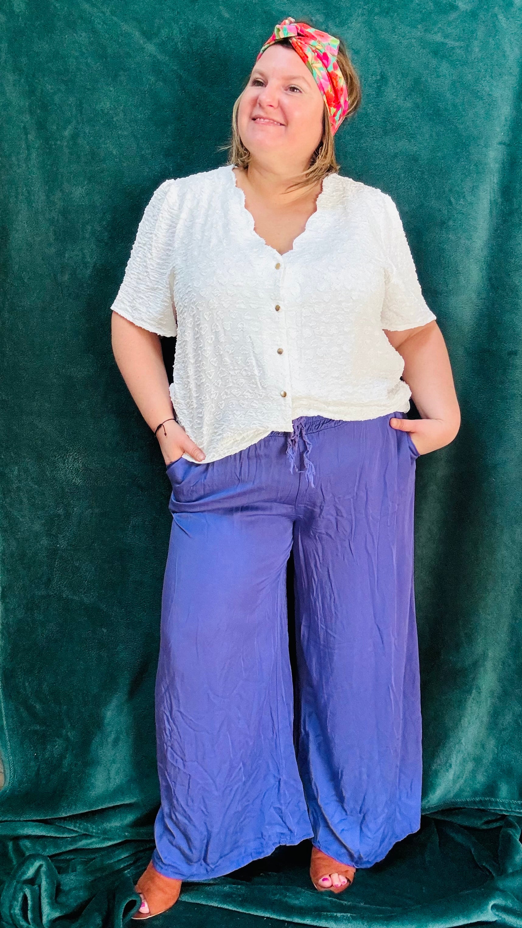 Avec ce pantalon grande taille violet clair taille haute fluide, affichez un style artistique et vibrant tout en profitant d'un confort incomparable. Parfait pour les femmes qui aiment se démarquer avec des pièces uniques et colorées.