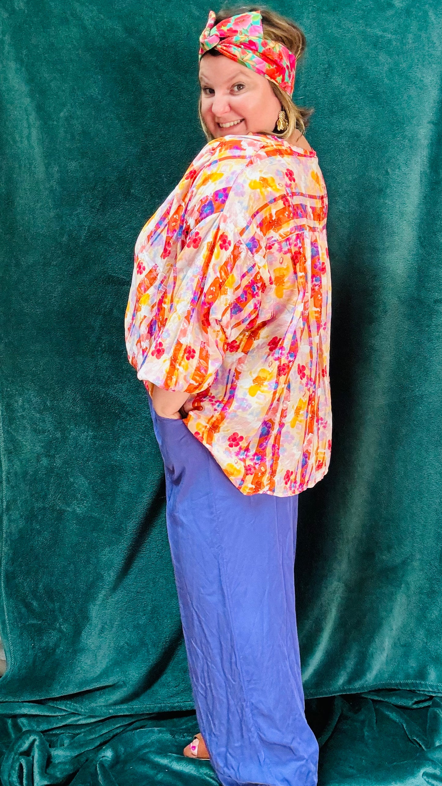 Avec ce pantalon grande taille violet clair taille haute fluide, affichez un style artistique et vibrant tout en profitant d'un confort incomparable. Parfait pour les femmes qui aiment se démarquer avec des pièces uniques et colorées.