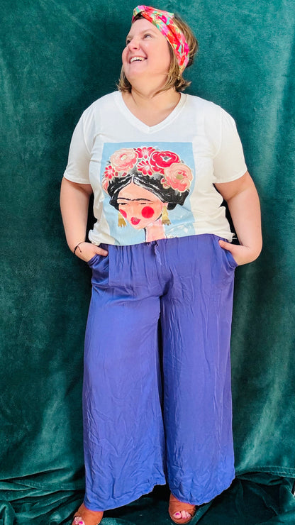 Avec ce pantalon grande taille violet clair taille haute fluide, affichez un style artistique et vibrant tout en profitant d'un confort incomparable. Parfait pour les femmes qui aiment se démarquer avec des pièces uniques et colorées.