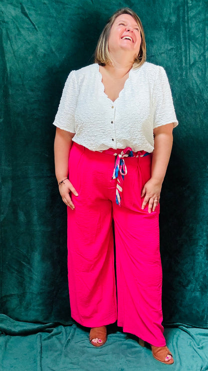 Avec ce pantalon grande taille fluide rose fushia et taille haute, arborez un style coloré et artistique tout en profitant d'un confort incomparable. Idéal pour les femmes qui aiment se démarquer avec des pièces uniques et colorées.