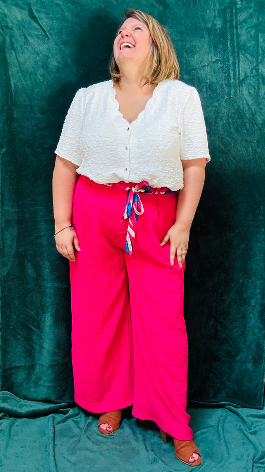 Avec ce pantalon grande taille fluide rose fushia et taille haute, arborez un style coloré et artistique tout en profitant d’un confort incomparable. Idéal pour les femmes qui aiment se démarquer avec des pièces uniques et colorées.