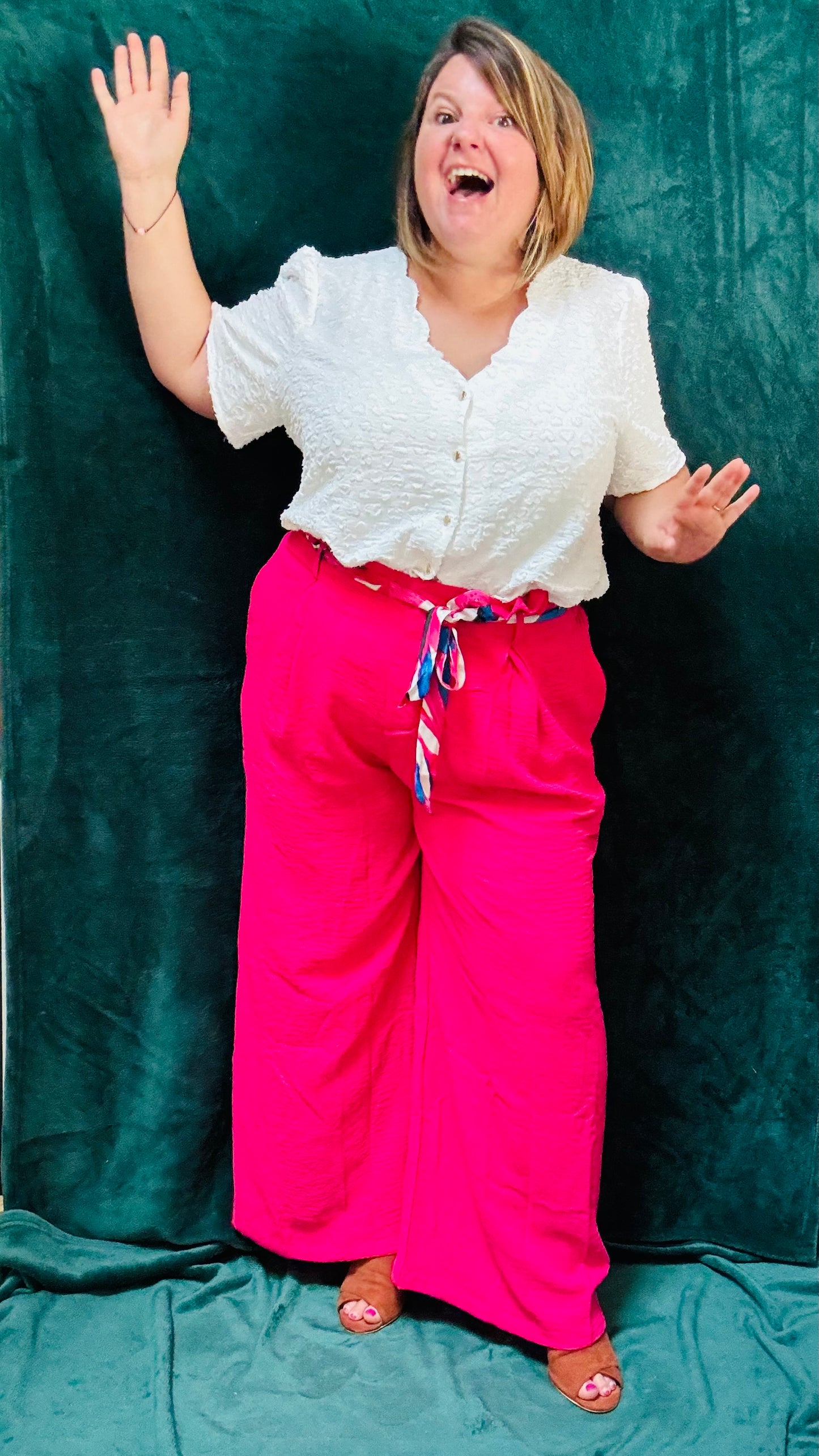 Avec ce pantalon grande taille fluide rose fushia et taille haute, arborez un style coloré et artistique tout en profitant d'un confort incomparable. Idéal pour les femmes qui aiment se démarquer avec des pièces uniques et colorées.