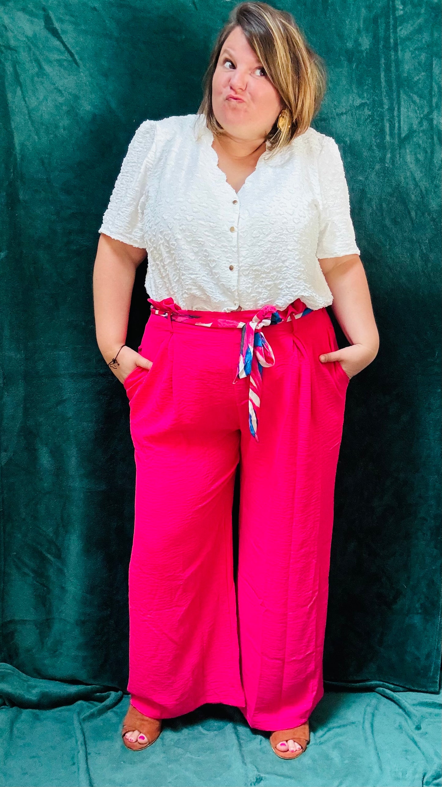 Avec ce pantalon grande taille fluide rose fushia et taille haute, arborez un style coloré et artistique tout en profitant d'un confort incomparable. Idéal pour les femmes qui aiment se démarquer avec des pièces uniques et colorées.