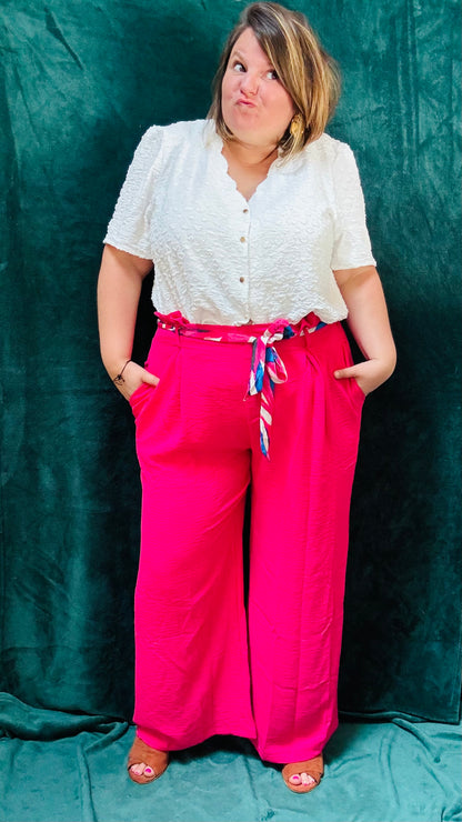 Avec ce pantalon grande taille fluide rose fushia et taille haute, arborez un style coloré et artistique tout en profitant d'un confort incomparable. Idéal pour les femmes qui aiment se démarquer avec des pièces uniques et colorées.