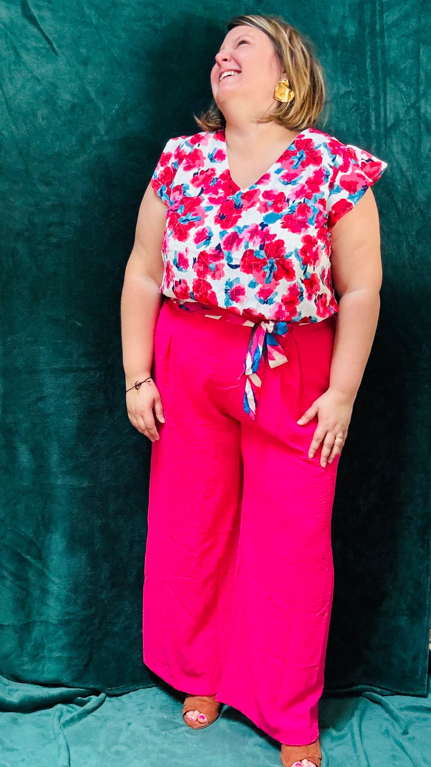 Avec ce pantalon grande taille fluide rose fushia et taille haute, arborez un style coloré et artistique tout en profitant d'un confort incomparable. Idéal pour les femmes qui aiment se démarquer avec des pièces uniques et colorées.