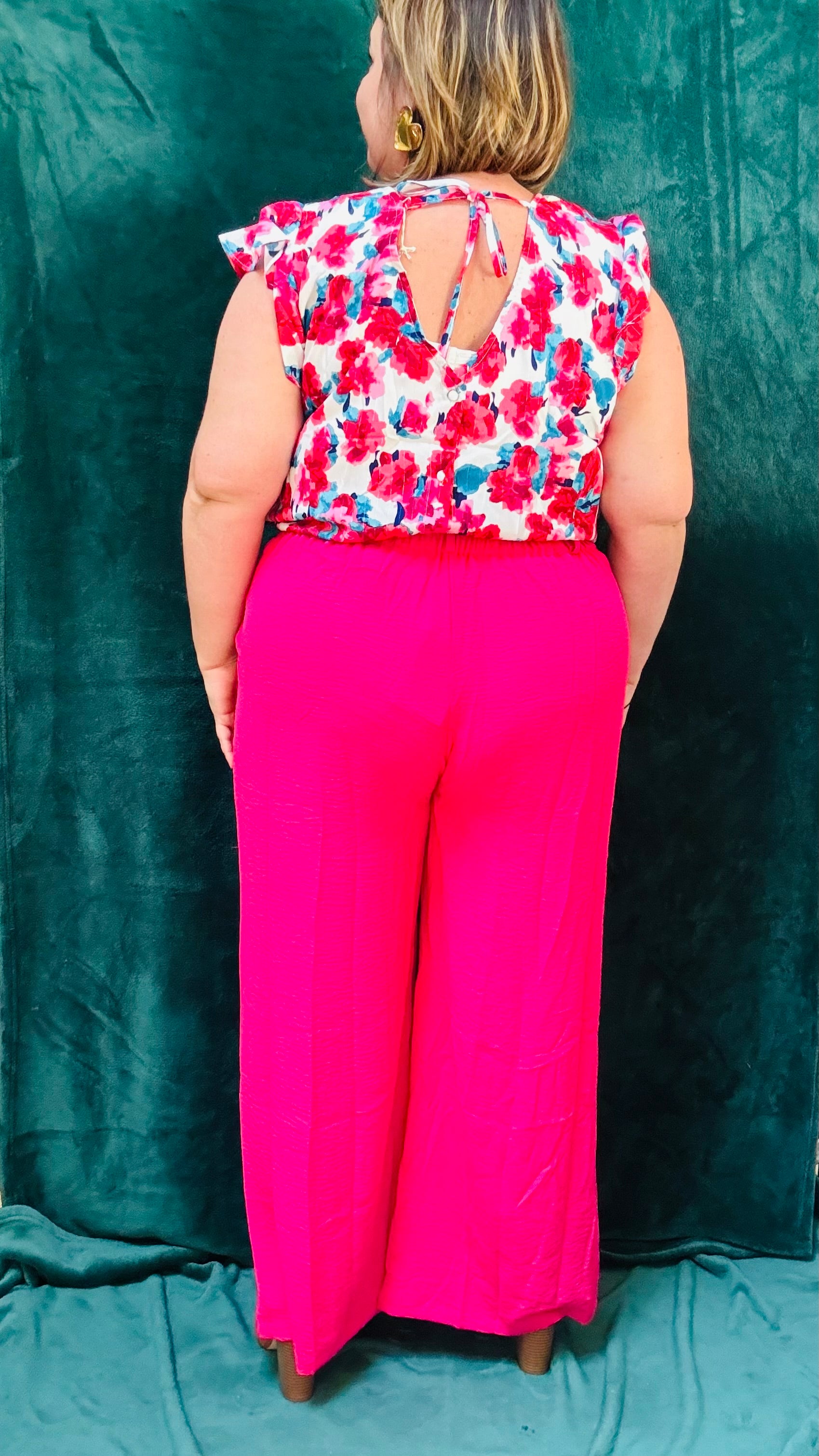 Avec ce pantalon grande taille fluide rose fushia et taille haute, arborez un style coloré et artistique tout en profitant d'un confort incomparable. Idéal pour les femmes qui aiment se démarquer avec des pièces uniques et colorées.