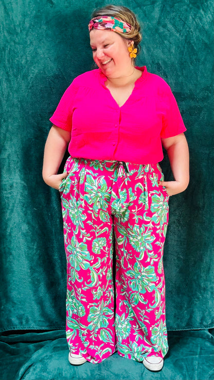 Avec ce pantalon grande taille taille haute aux motifs colorés, affichez un style artistique et fashion tout en profitant d'un confort incomparable. Parfait pour les femmes qui aiment se démarquer avec des pièces uniques et vibrantes.