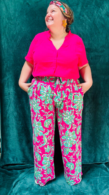 Avec ce pantalon grande taille taille haute aux motifs colorés, affichez un style artistique et fashion tout en profitant d'un confort incomparable. Parfait pour les femmes qui aiment se démarquer avec des pièces uniques et vibrantes.