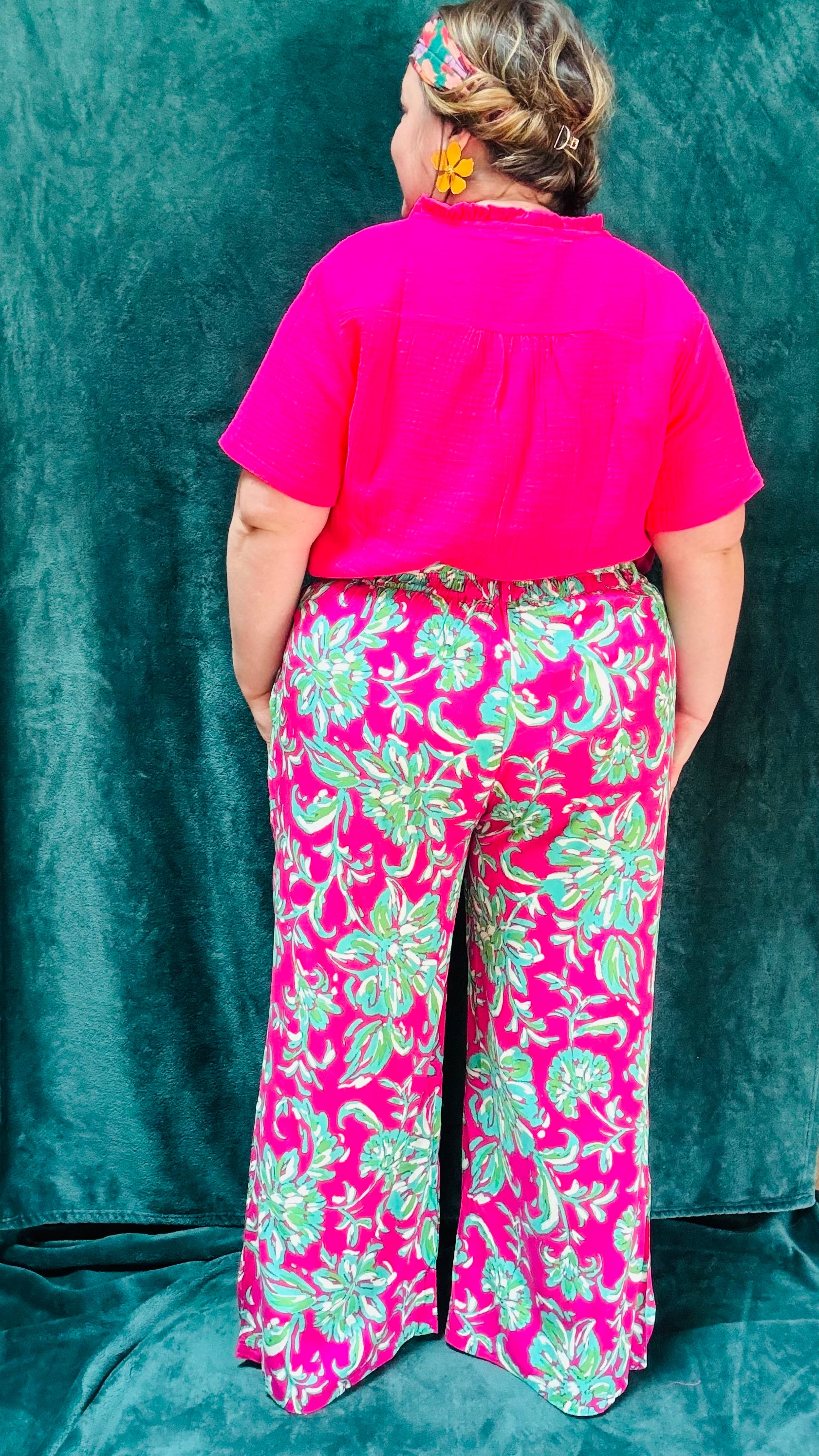 Avec ce pantalon grande taille taille haute aux motifs colorés, affichez un style artistique et fashion tout en profitant d'un confort incomparable. Parfait pour les femmes qui aiment se démarquer avec des pièces uniques et vibrantes.