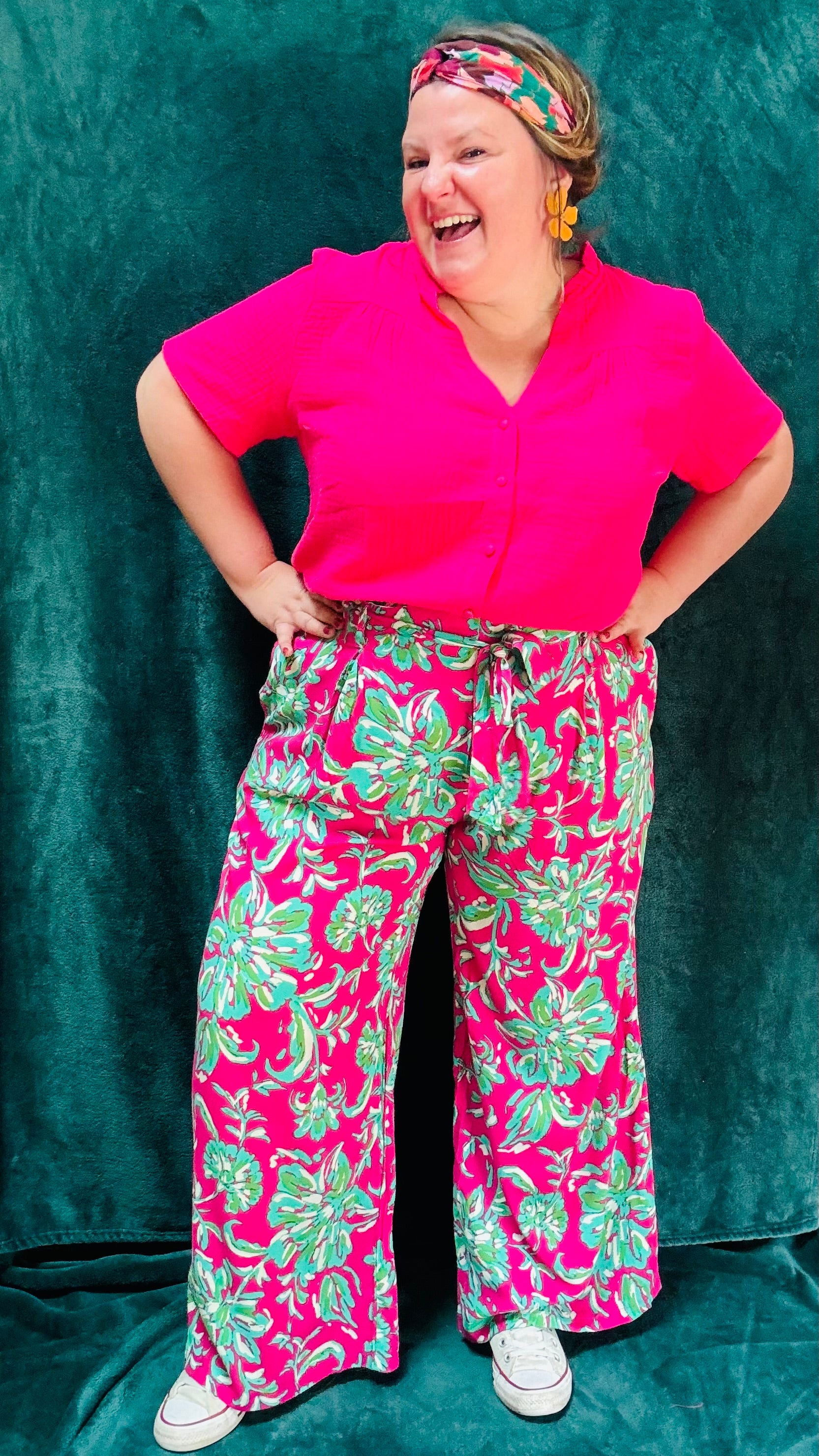 Avec ce pantalon grande taille taille haute aux motifs colorés, affichez un style artistique et fashion tout en profitant d'un confort incomparable. Parfait pour les femmes qui aiment se démarquer avec des pièces uniques et vibrantes.