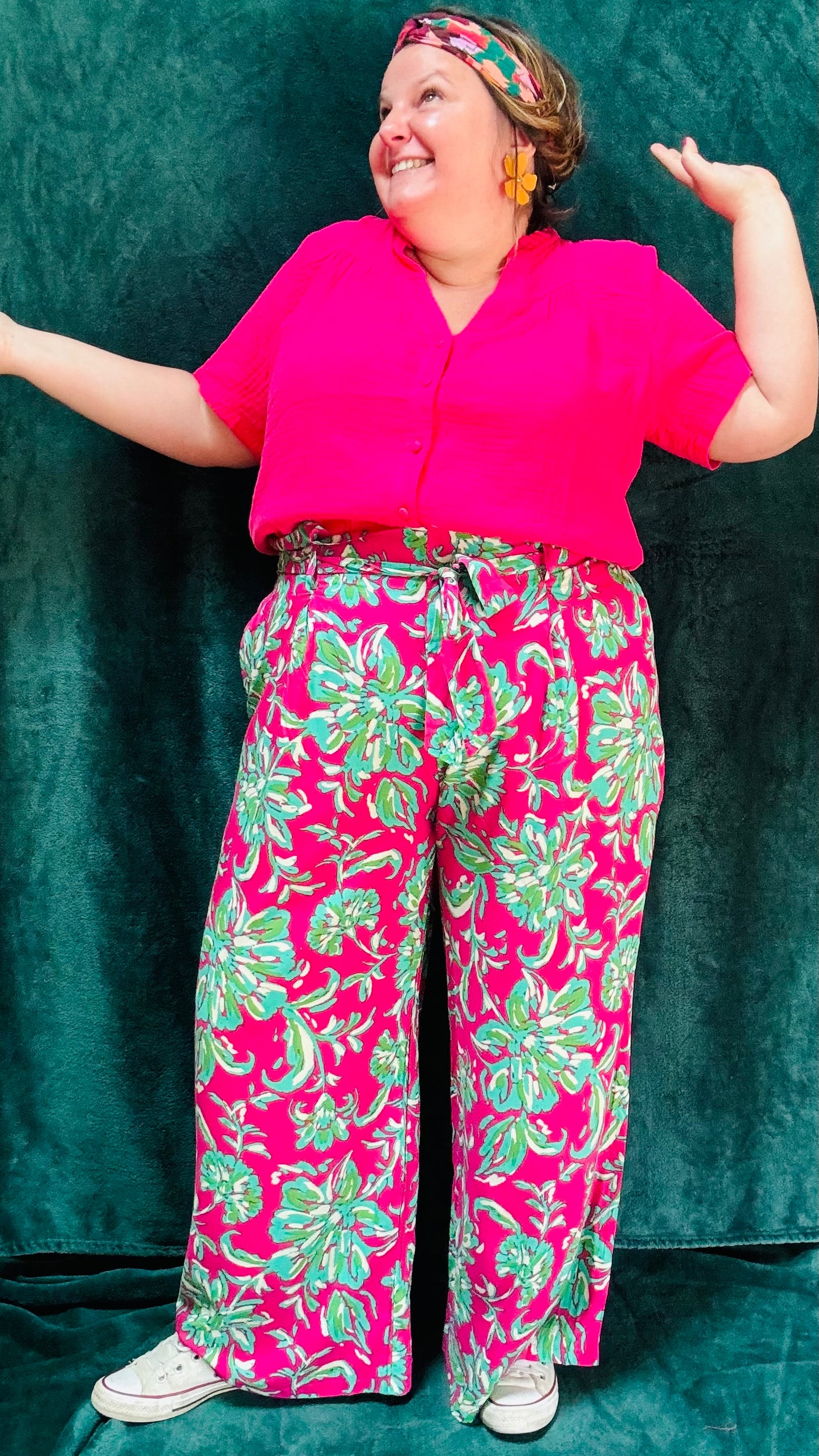 Avec ce pantalon grande taille taille haute aux motifs colorés, affichez un style artistique et fashion tout en profitant d'un confort incomparable. Parfait pour les femmes qui aiment se démarquer avec des pièces uniques et vibrantes.