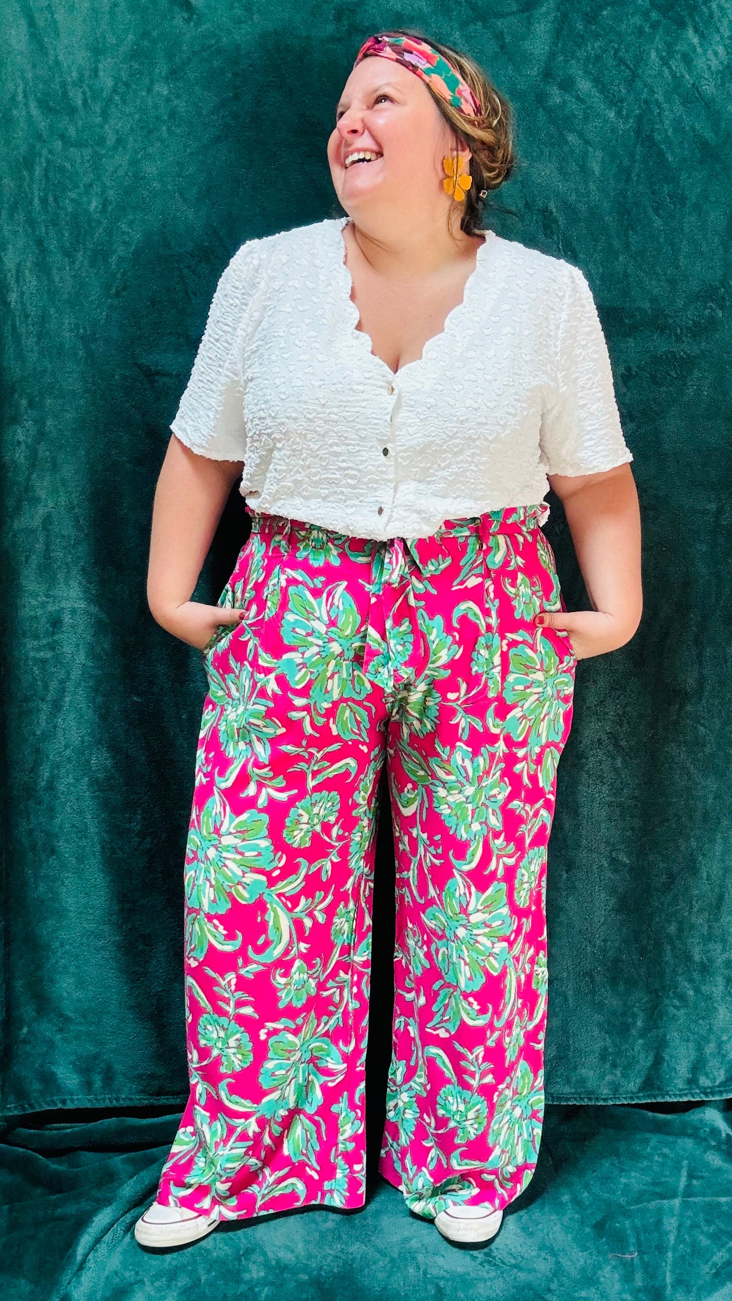 Avec ce pantalon grande taille taille haute aux motifs colorés, affichez un style artistique et fashion tout en profitant d'un confort incomparable. Parfait pour les femmes qui aiment se démarquer avec des pièces uniques et vibrantes.