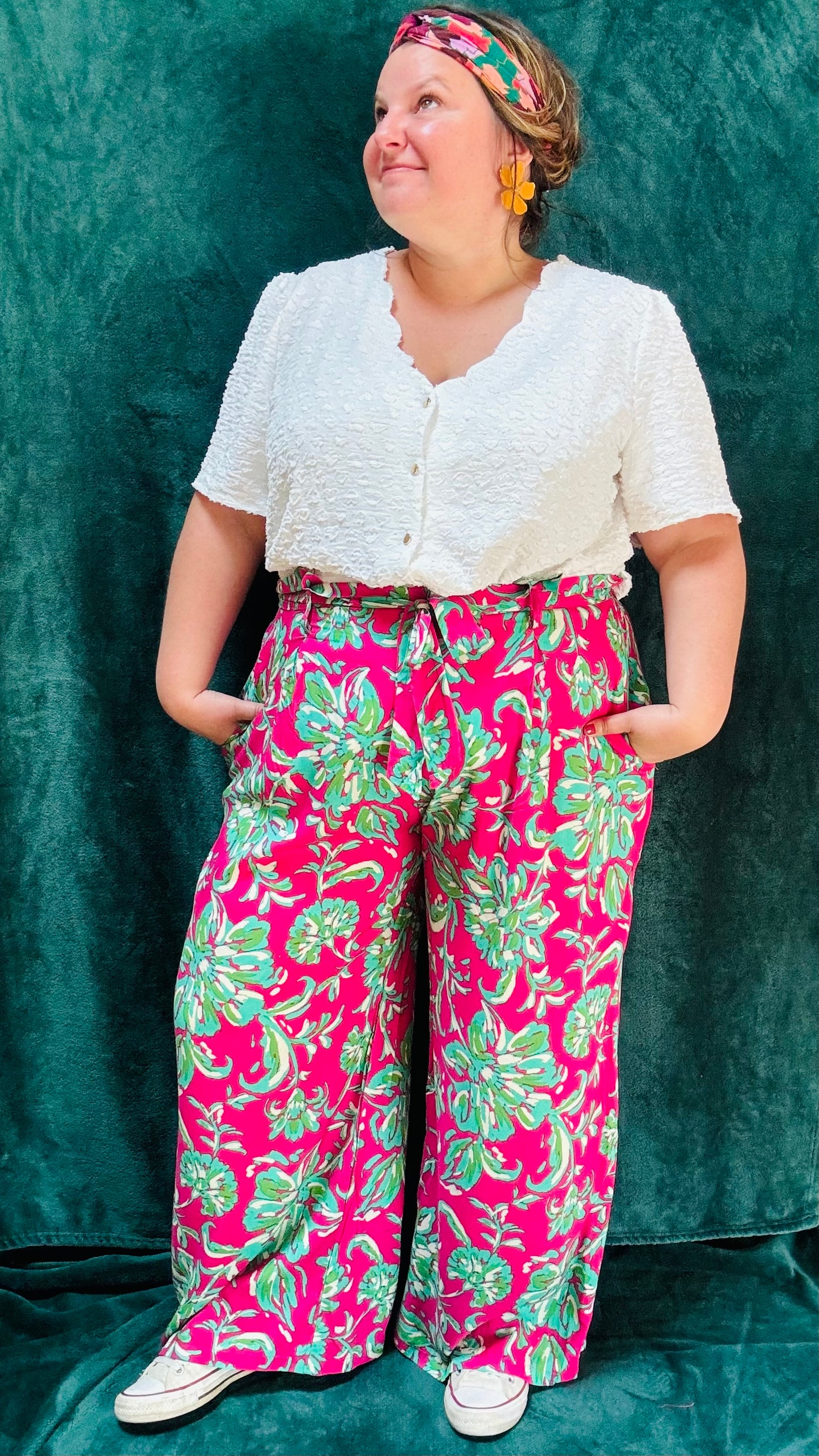 Avec ce pantalon grande taille taille haute aux motifs colorés, affichez un style artistique et fashion tout en profitant d'un confort incomparable. Parfait pour les femmes qui aiment se démarquer avec des pièces uniques et vibrantes.