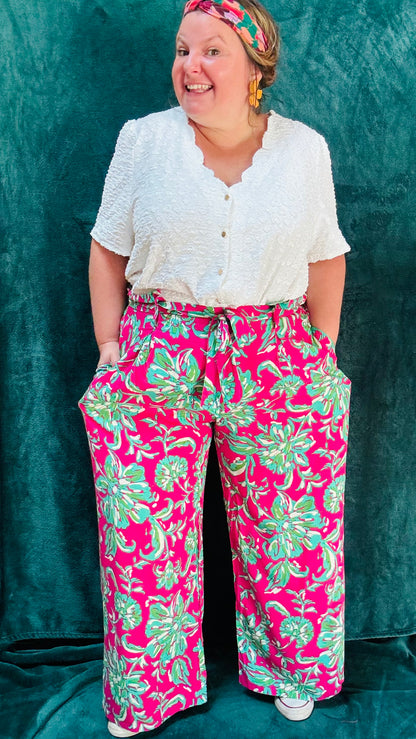 Avec ce pantalon grande taille taille haute aux motifs colorés, affichez un style artistique et fashion tout en profitant d'un confort incomparable. Parfait pour les femmes qui aiment se démarquer avec des pièces uniques et vibrantes.