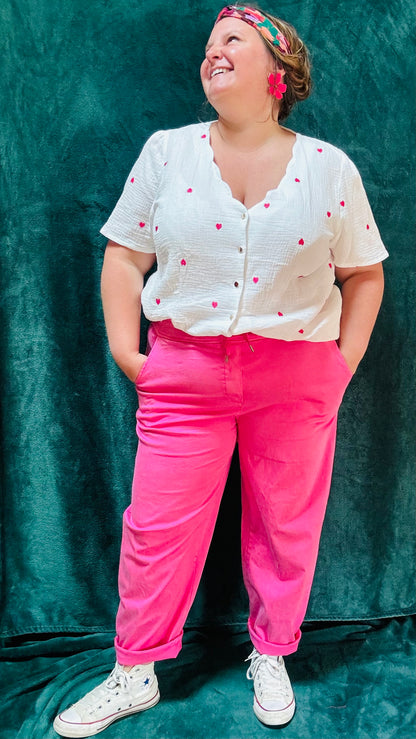 Avec ce pantalon grande taille style chino rose fushia effet oversize, affichez un style décontracté et élégant tout en profitant d'un confort incomparable. Parfait pour les femmes qui aiment allier style et praticité et confort dans leur quotidien.