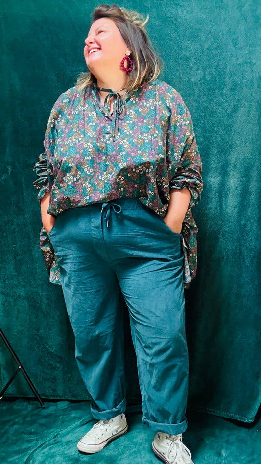 Ce pantalon en velours grande taille bleu canard est l’allié parfait pour celles qui cherchent à combiner confort et style au quotidien.
