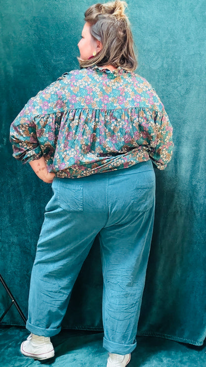 Ce pantalon en velours grande taille bleu canard est l’allié parfait pour celles qui cherchent à combiner confort et style au quotidien.
