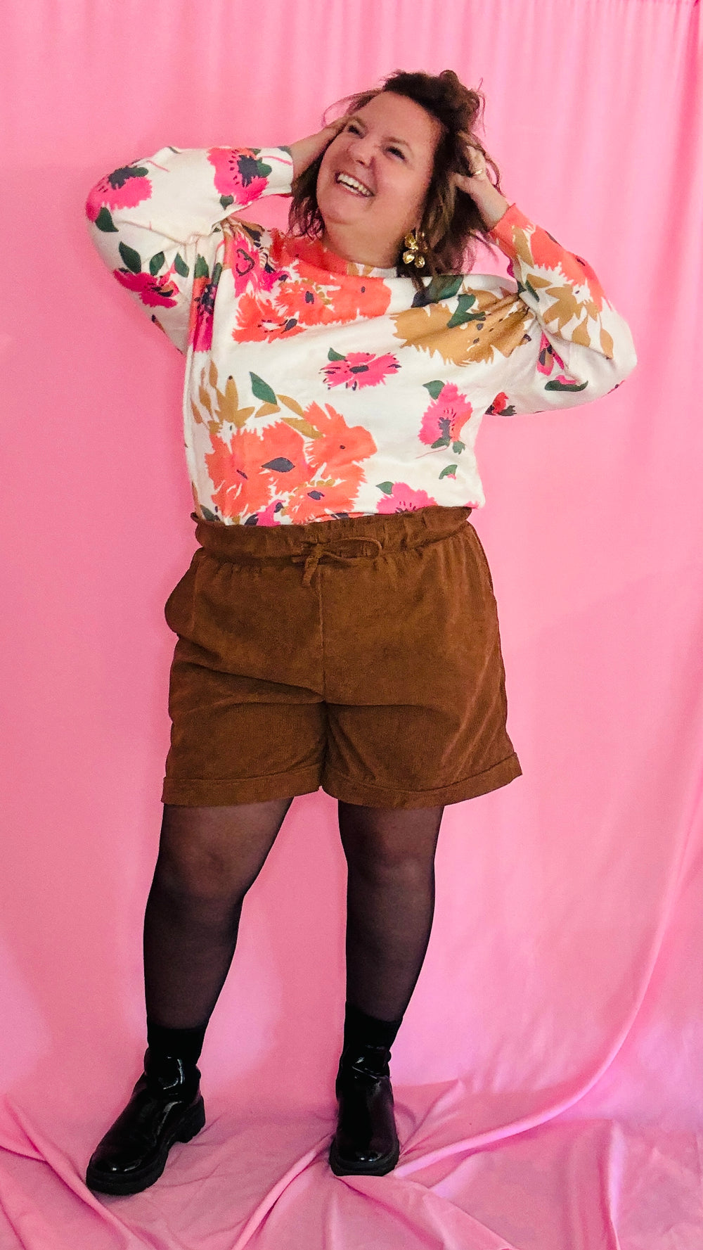 Pull Zelda- grande taille beige motif fleuris rose et camel - noeuds dentelle blanche dans le dos